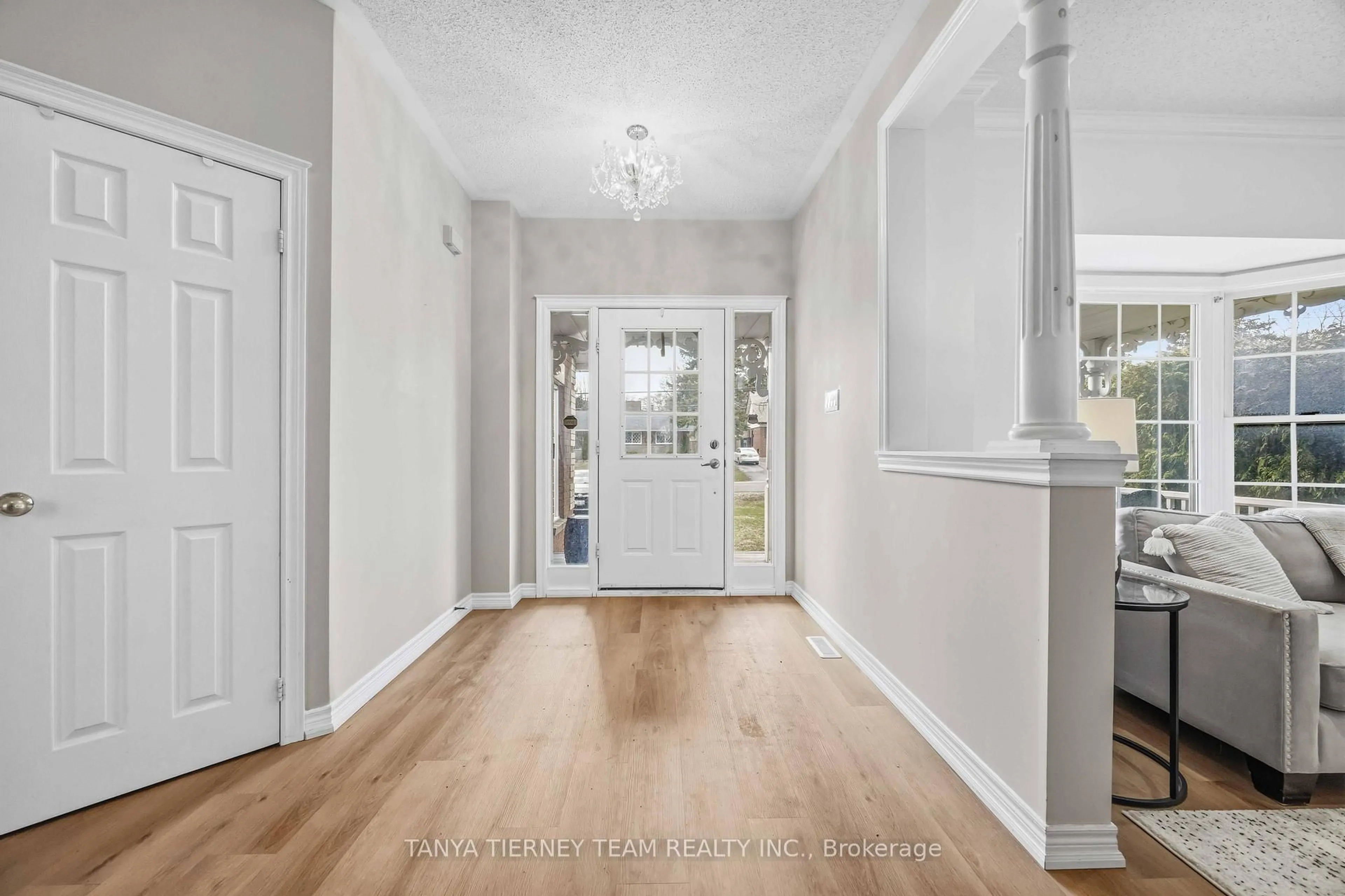 Indoor entryway for 467 Oakwood Dr, Pickering Ontario L1W 2M8