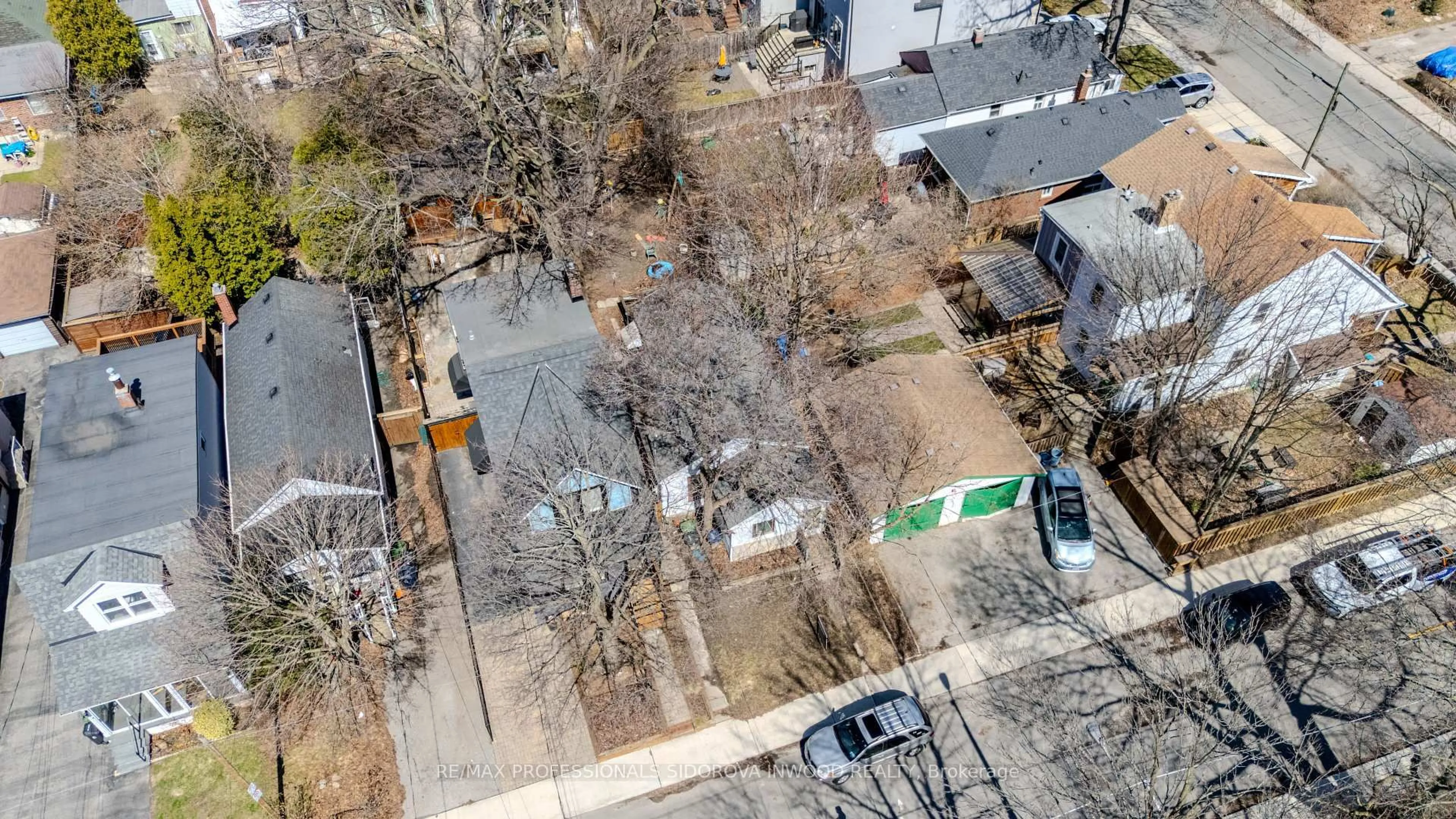 A pic from outside/outdoor area/front of a property/back of a property/a pic from drone, street for 54 Westbrook Ave, Toronto Ontario M4C 2G4