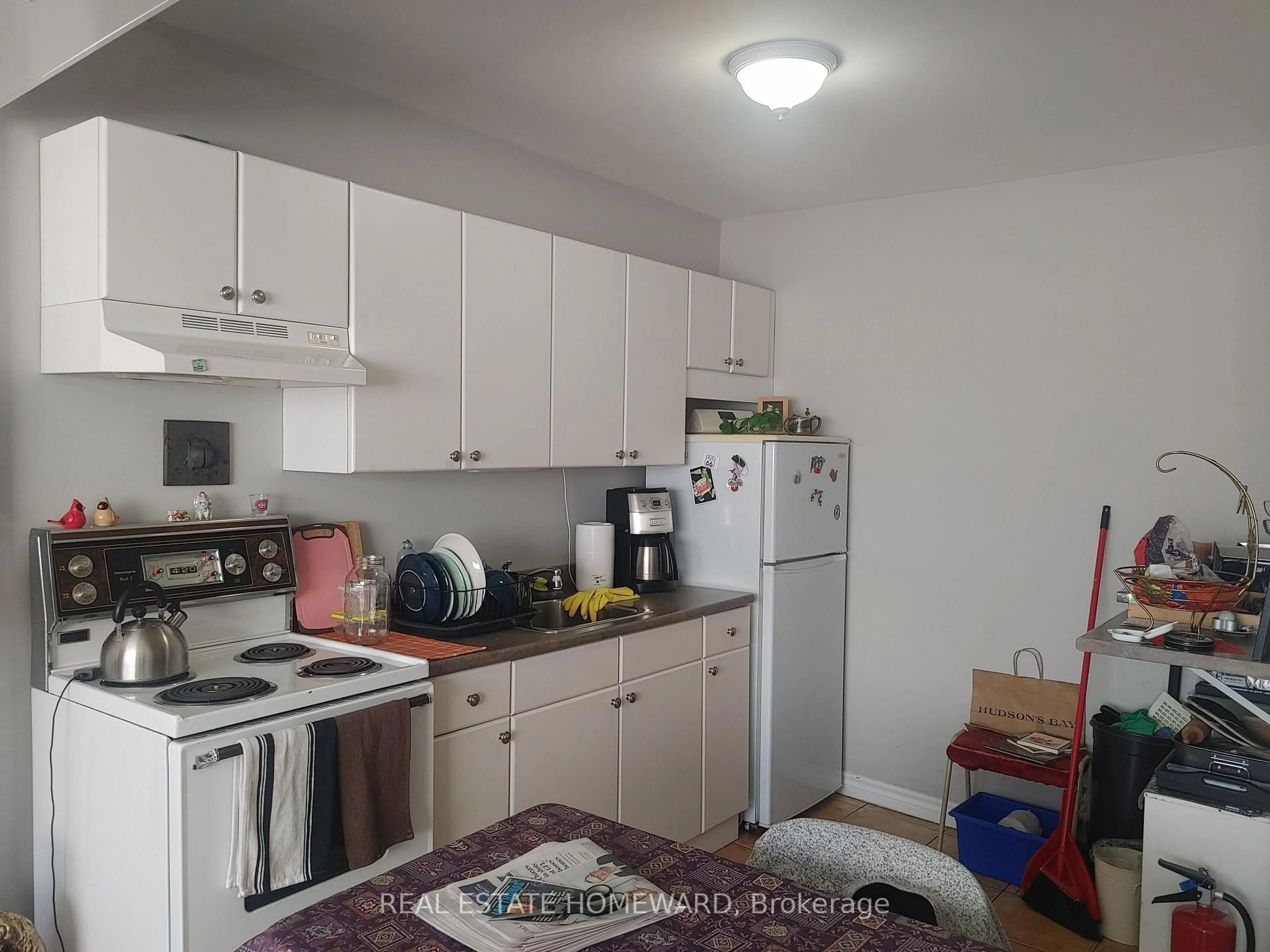 Standard kitchen, unknown for 1191 Woodbine Ave, Toronto Ontario M4C 4E1