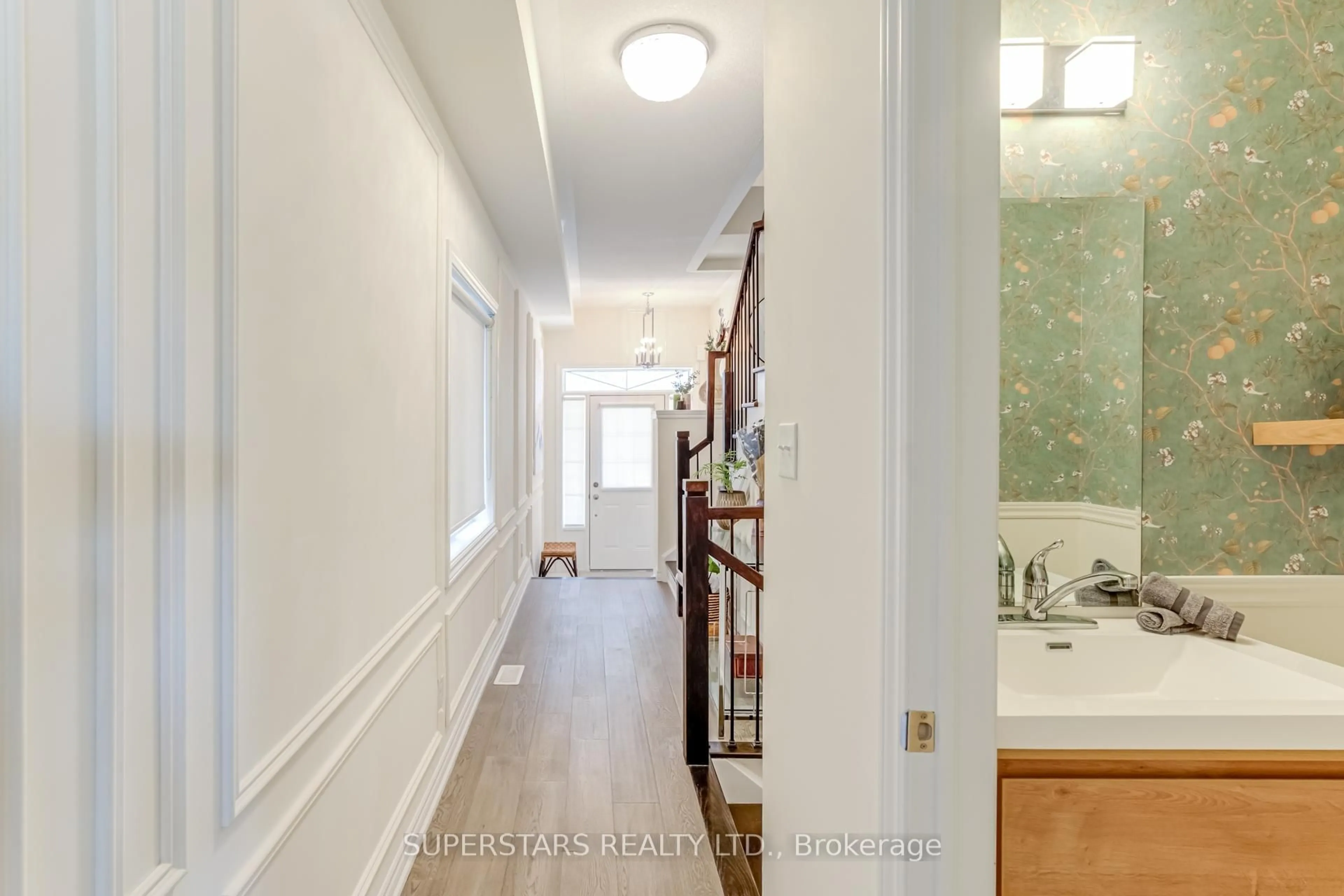 Indoor entryway for 2416 Angora St, Pickering Ontario L1X 0M6