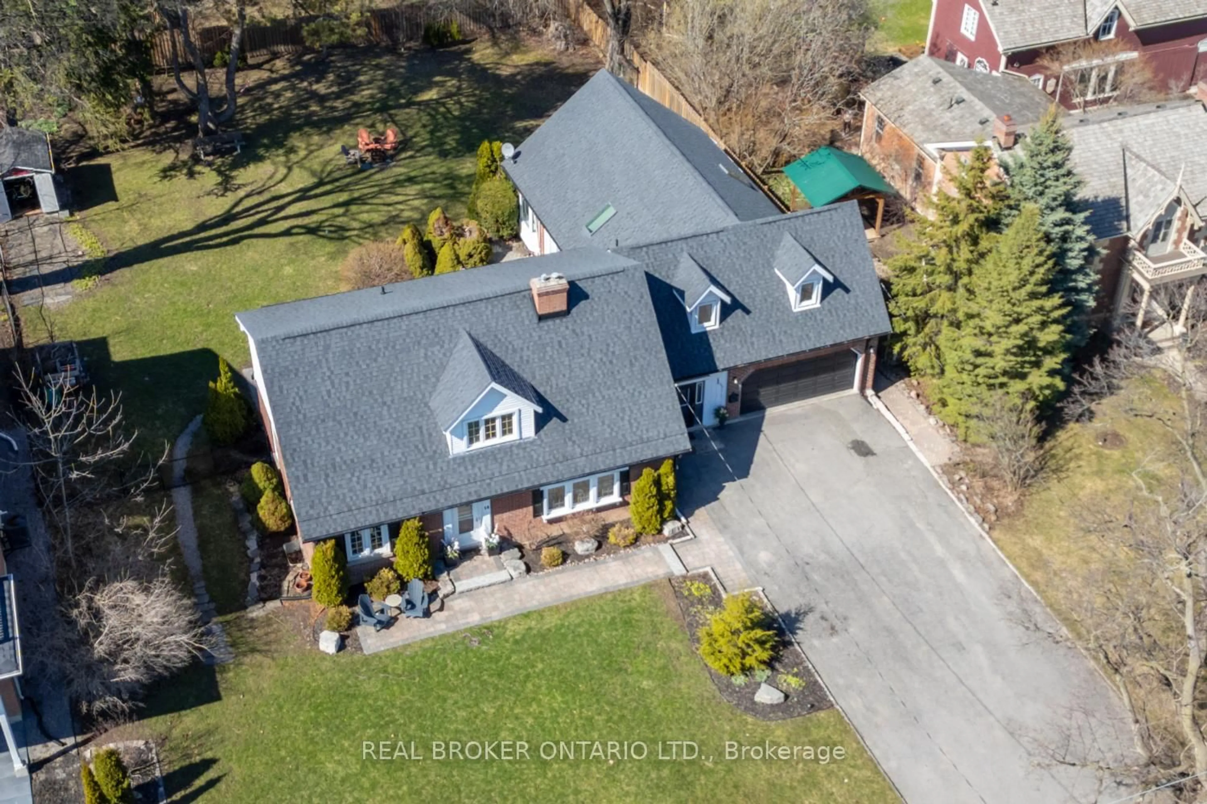 A pic from outside/outdoor area/front of a property/back of a property/a pic from drone, street for 18 Concession St, Clarington Ontario L1C 1Y5