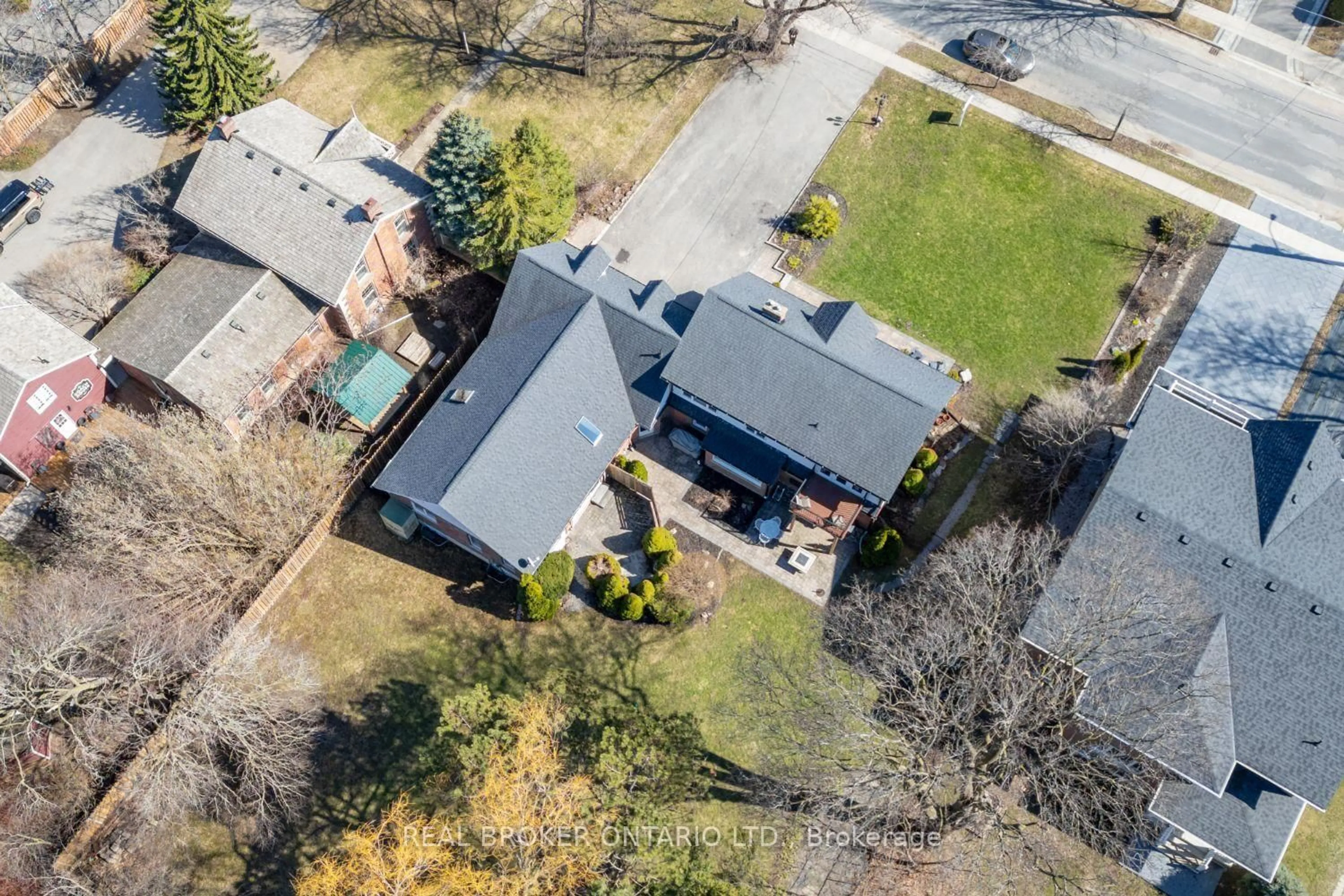 A pic from outside/outdoor area/front of a property/back of a property/a pic from drone, street for 18 Concession St, Clarington Ontario L1C 1Y5