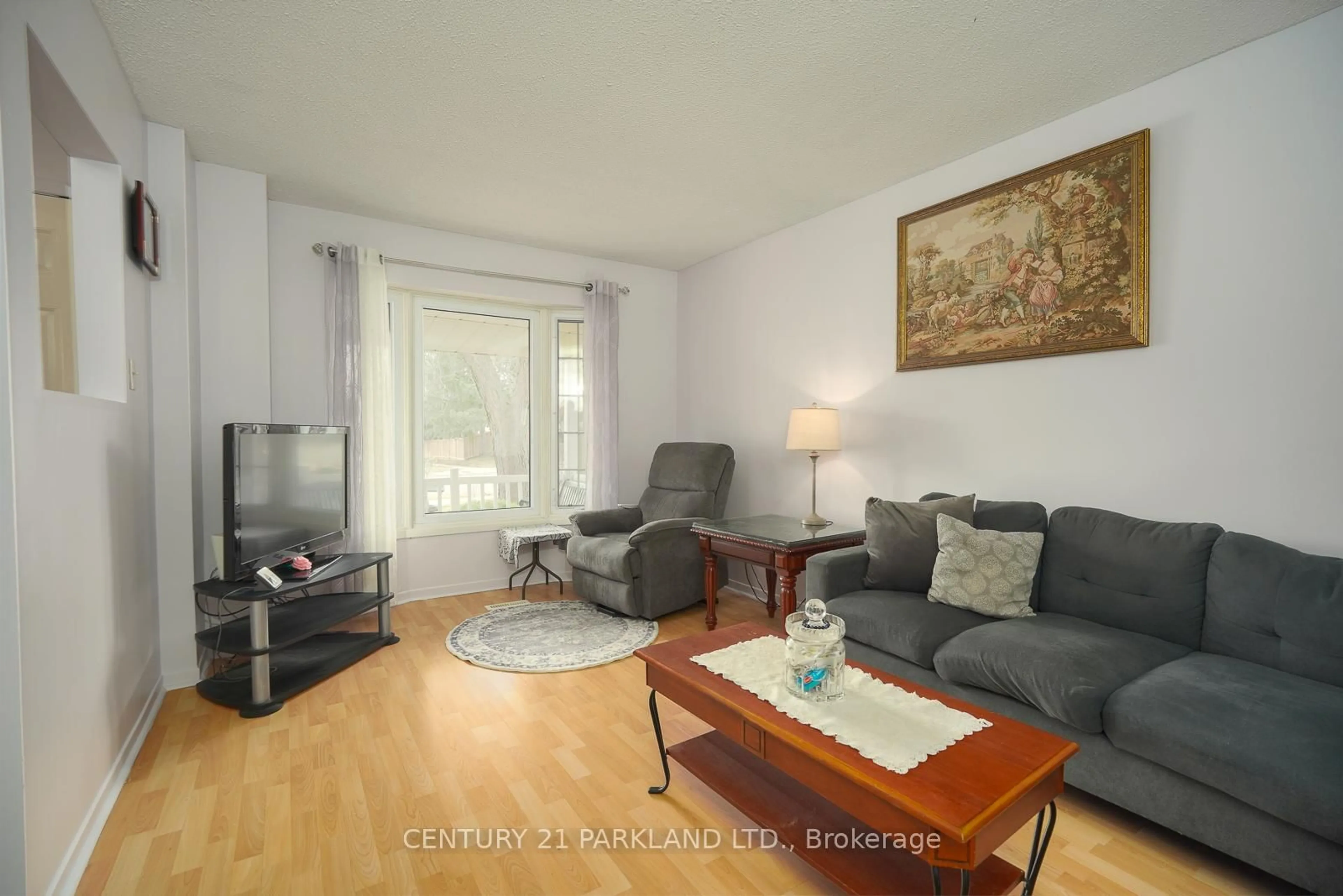 Living room with furniture, wood/laminate floor for 28 Fawcett Tr, Toronto Ontario M1B 3B3