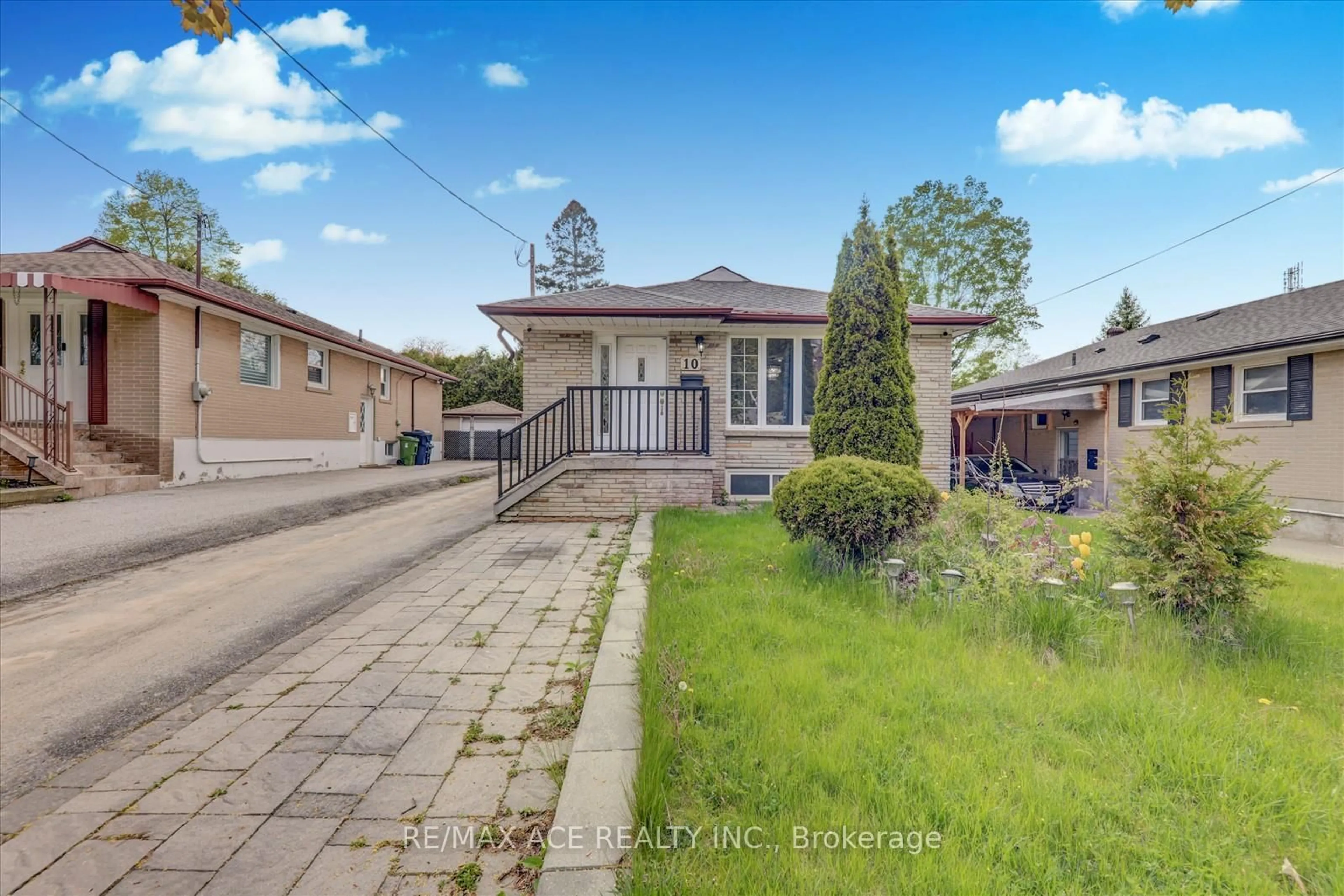A pic from outside/outdoor area/front of a property/back of a property/a pic from drone, street for 10 Blakemanor Blvd, Toronto Ontario M1J 2W4