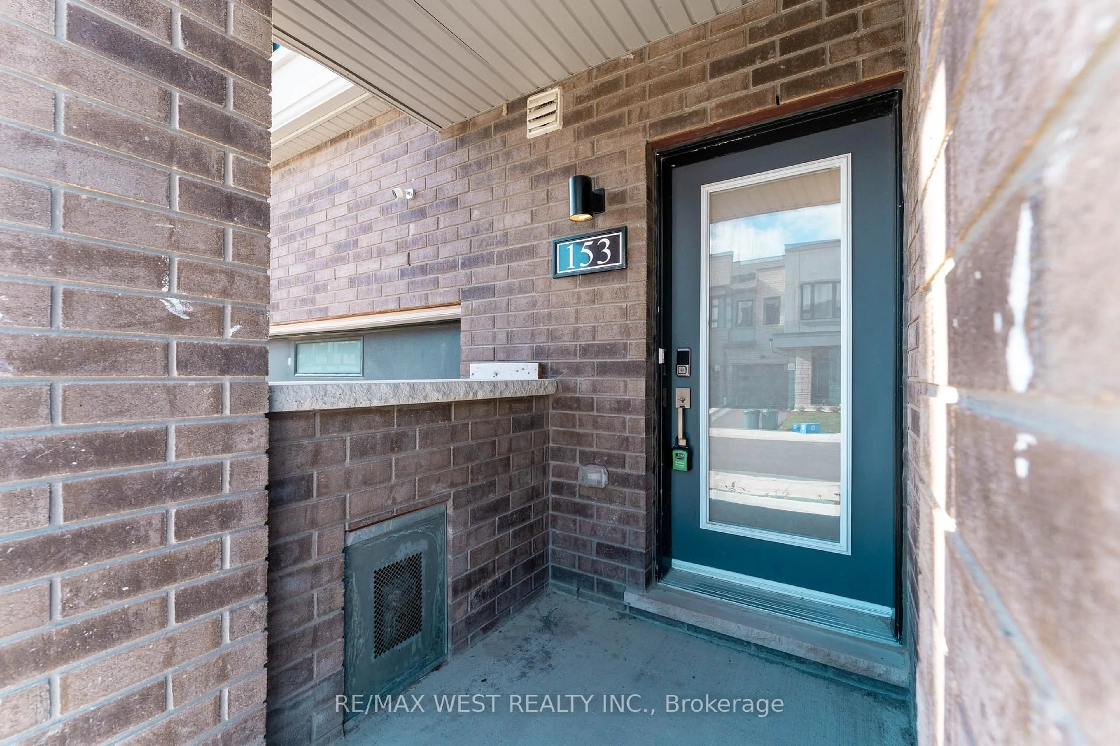 Indoor entryway for 153 Sailors Landing Dr, Clarington Ontario L1C 7G4