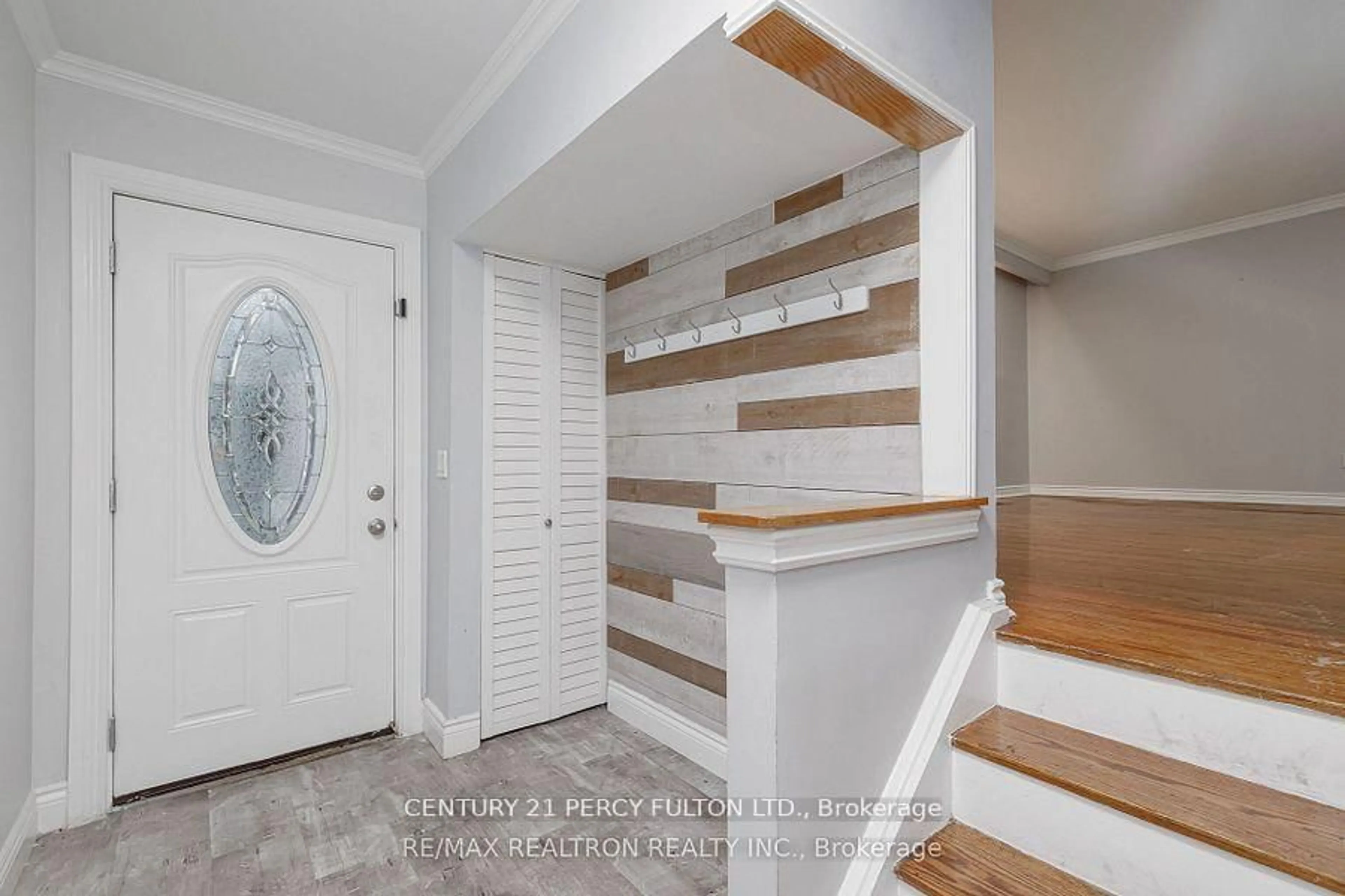 Indoor entryway for 542 Dianne Dr, Oshawa Ontario L1H 7A6