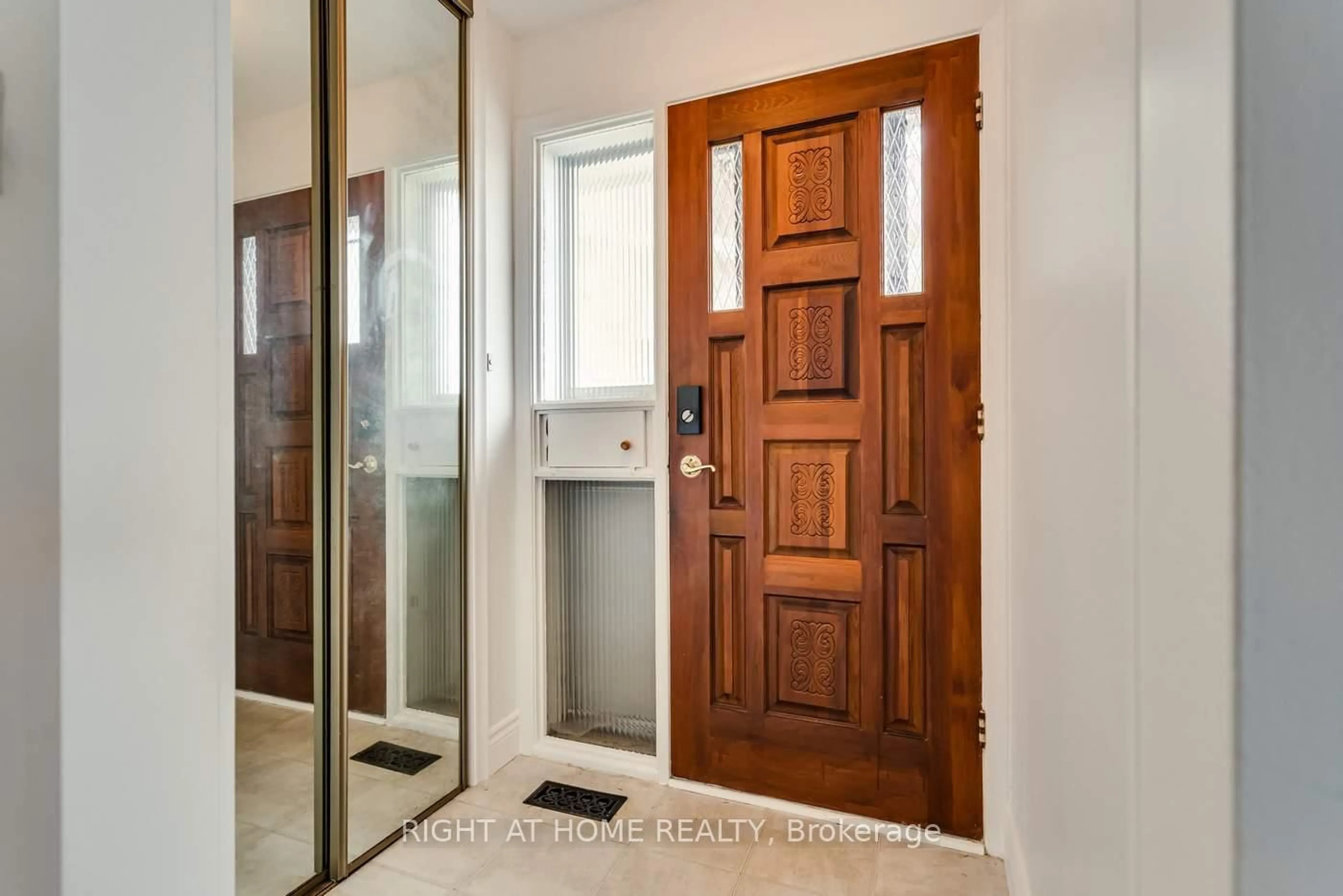 Indoor entryway for 22 Sheva Crt, Toronto Ontario M1K 3P9