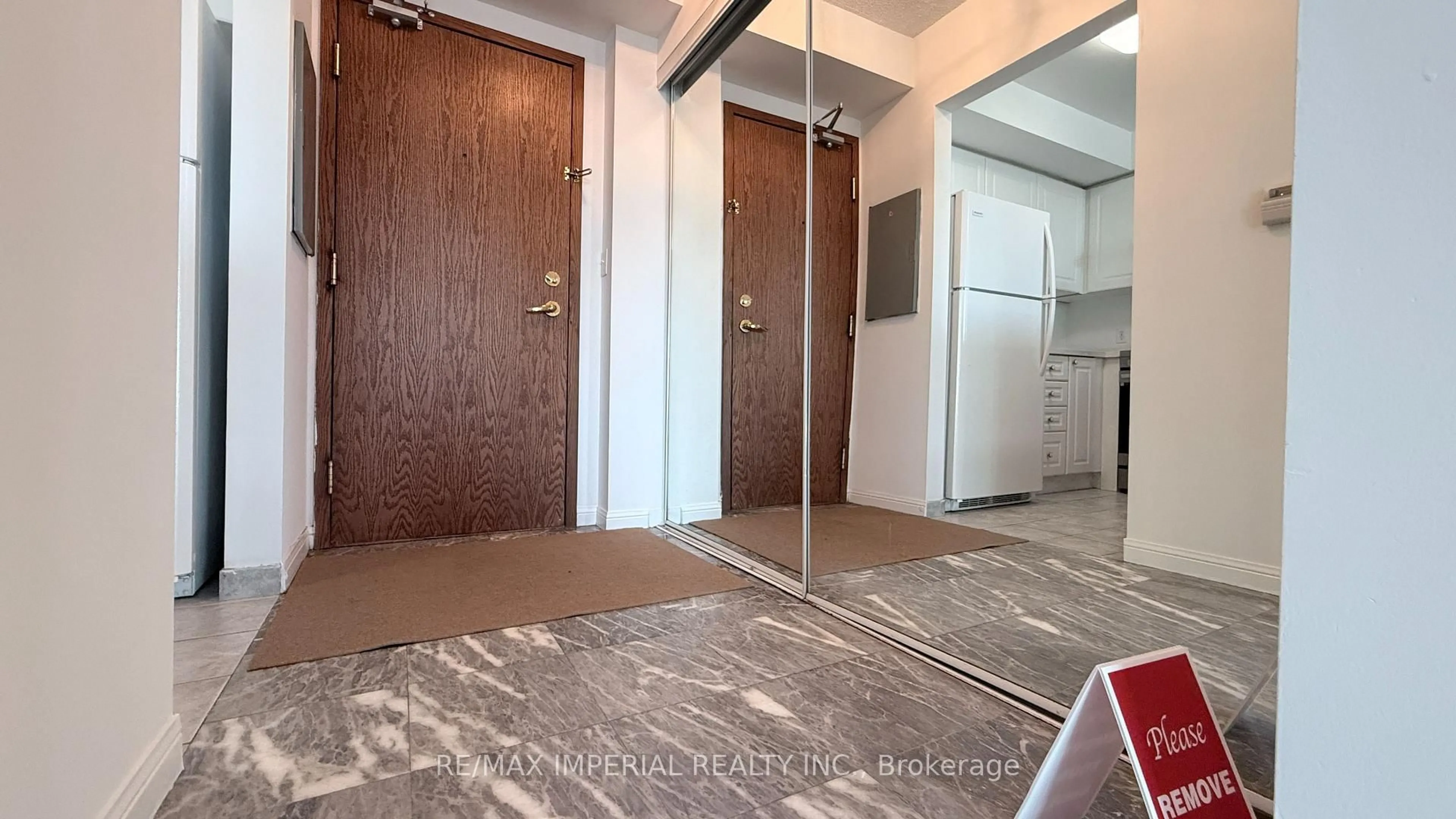 Indoor foyer for 1 Lee Centre Dr #2209, Toronto Ontario M1H 3J2