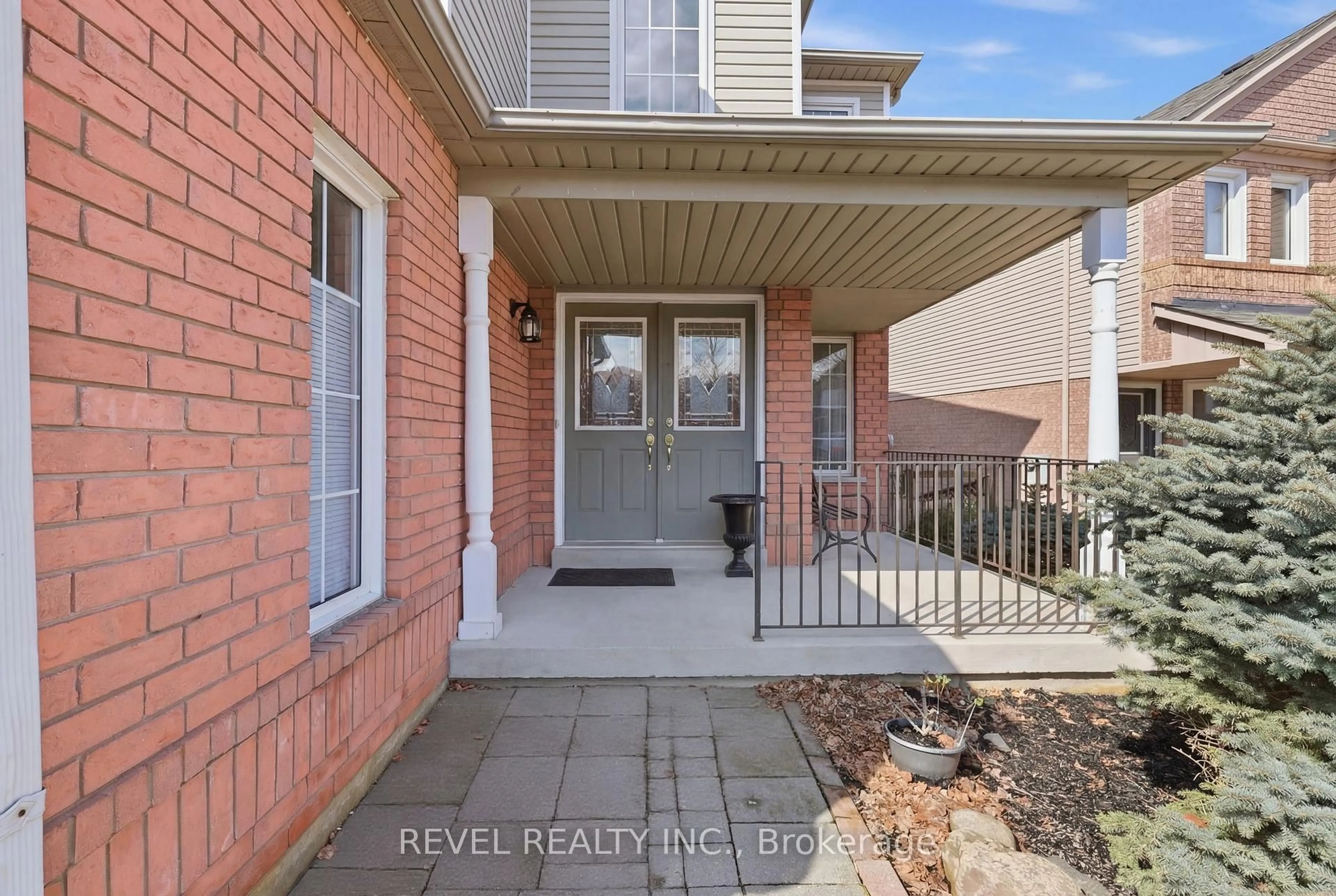 Indoor entryway for 116 Hibbard Dr, Ajax Ontario L1Z 1J8