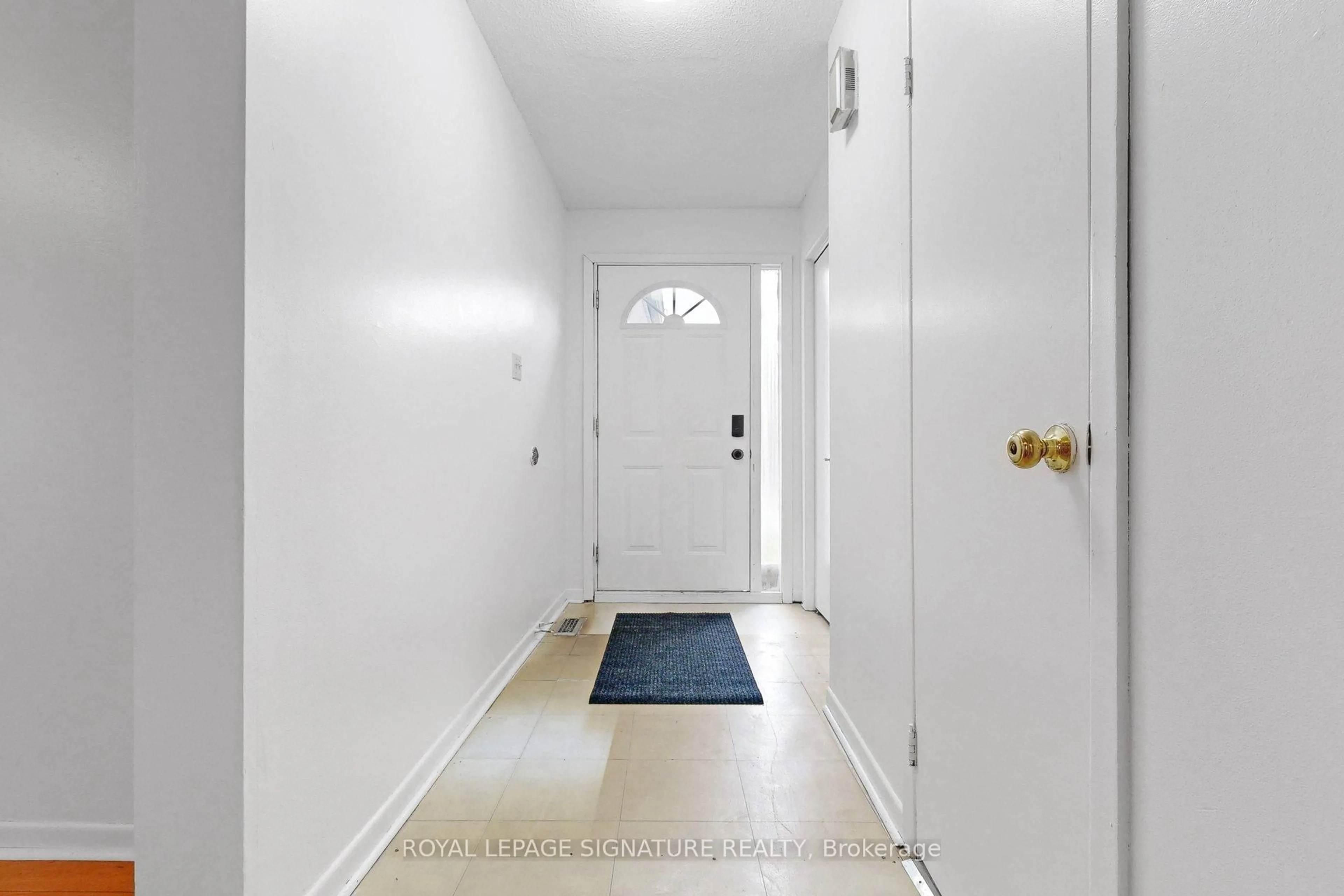 Indoor entryway for 27 Rainthorpe Cres, Toronto Ontario M1W 3S6