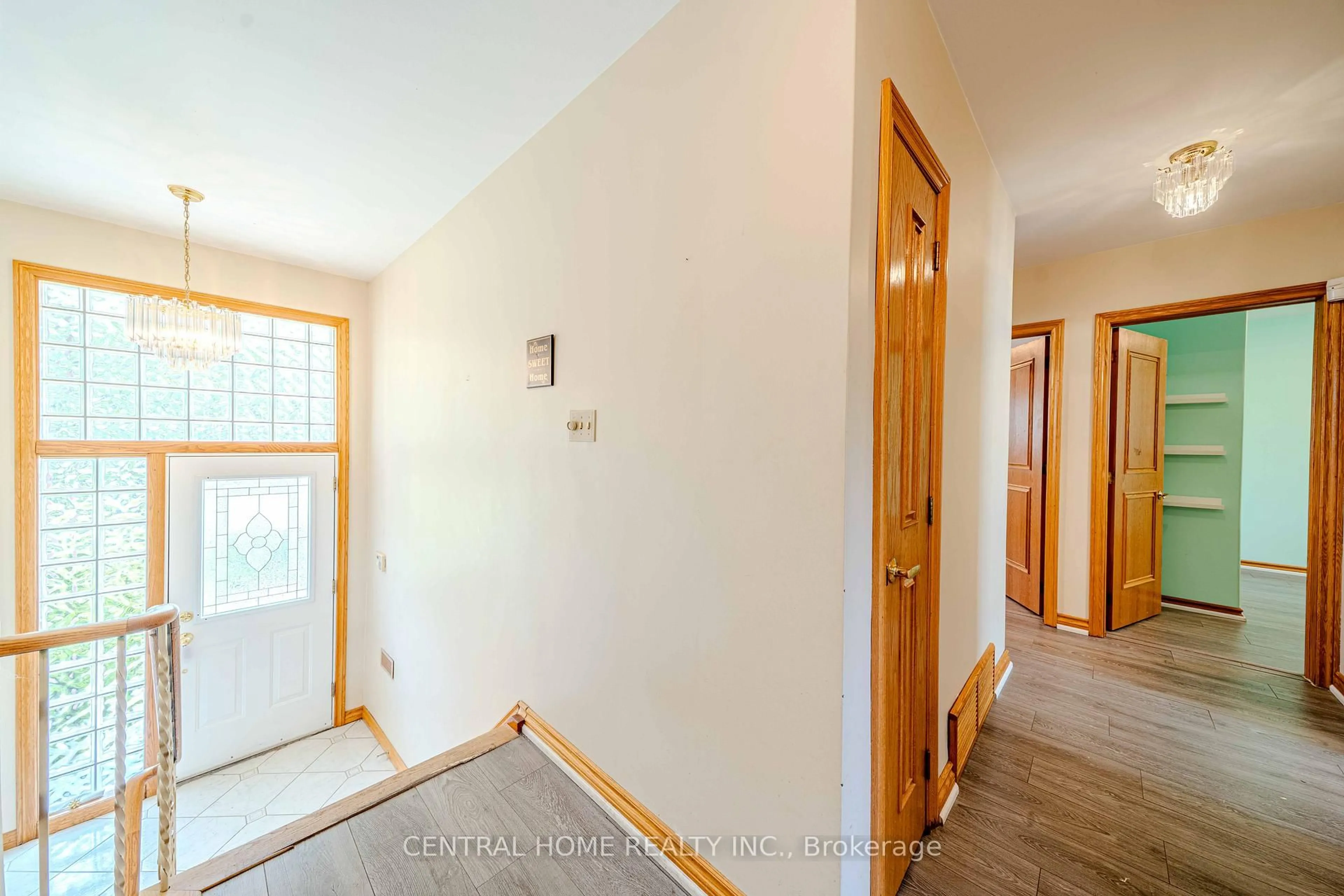 Indoor entryway for 102 Meadowvale Rd, Toronto Ontario M1C 1S1