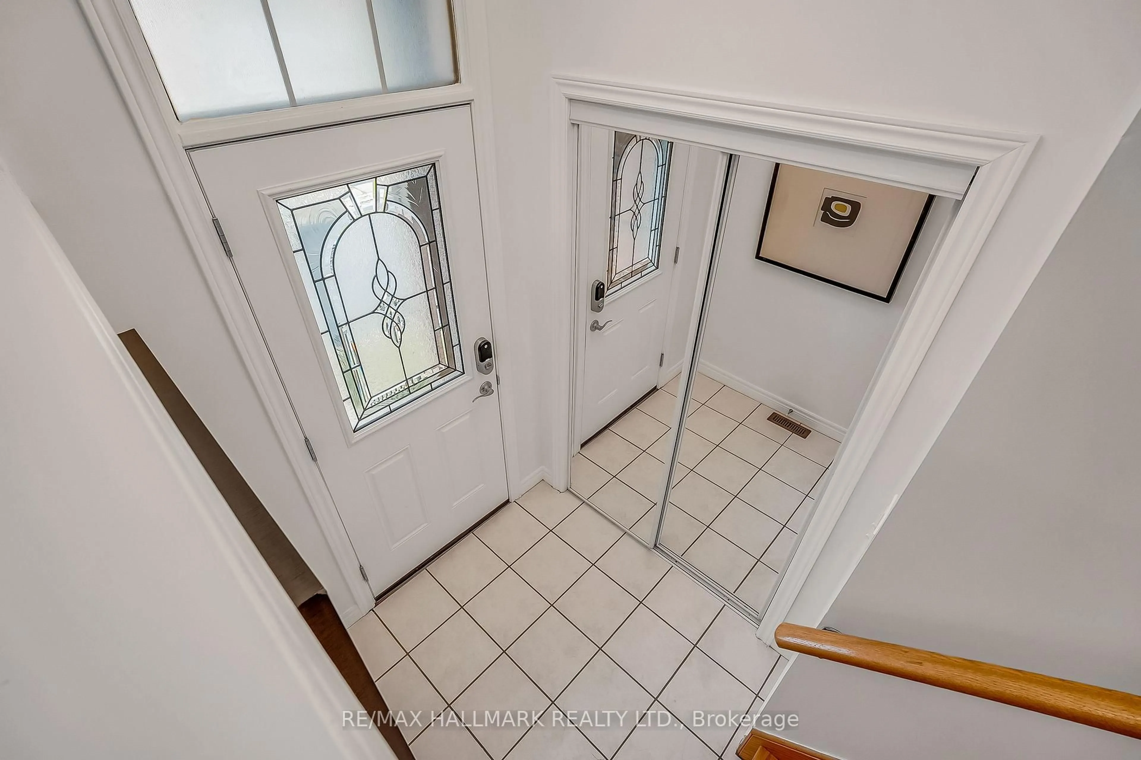 Indoor entryway for 8 Tollgate Mews, Toronto Ontario M1M 3X5