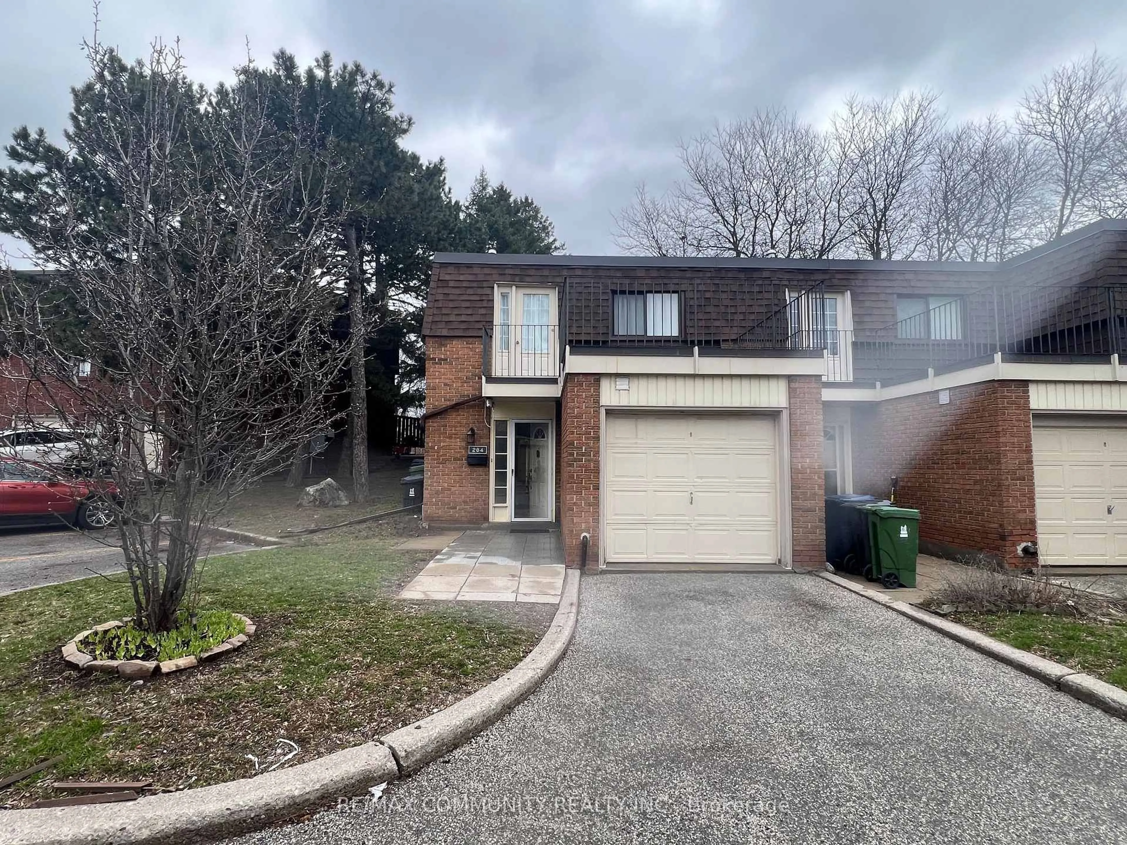 A pic from outside/outdoor area/front of a property/back of a property/a pic from drone, street for 284 Sprucewood Crt, Toronto Ontario M1W 1P8