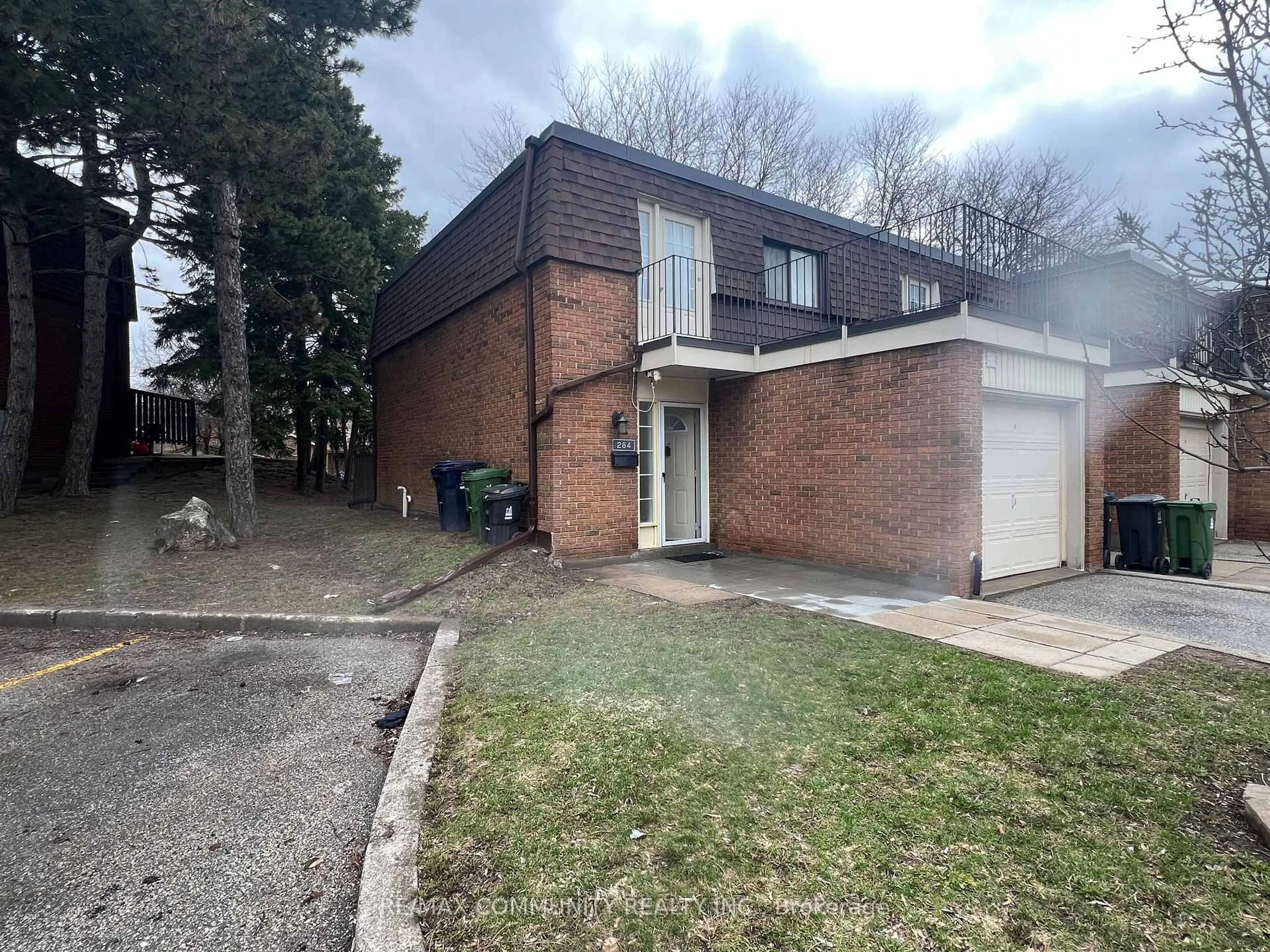 A pic from outside/outdoor area/front of a property/back of a property/a pic from drone, street for 284 Sprucewood Crt, Toronto Ontario M1W 1P8