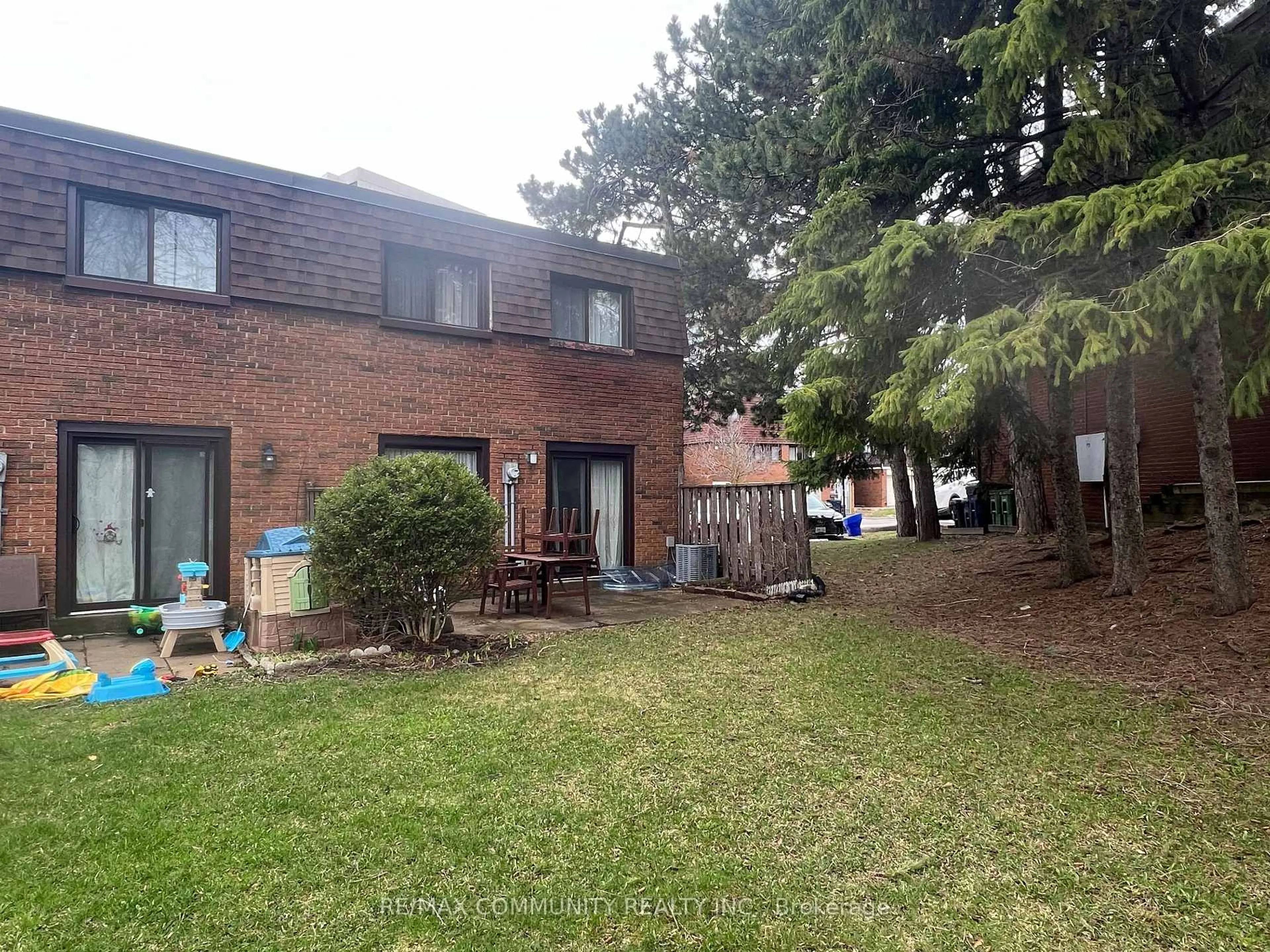 A pic from outside/outdoor area/front of a property/back of a property/a pic from drone, street for 284 Sprucewood Crt, Toronto Ontario M1W 1P8