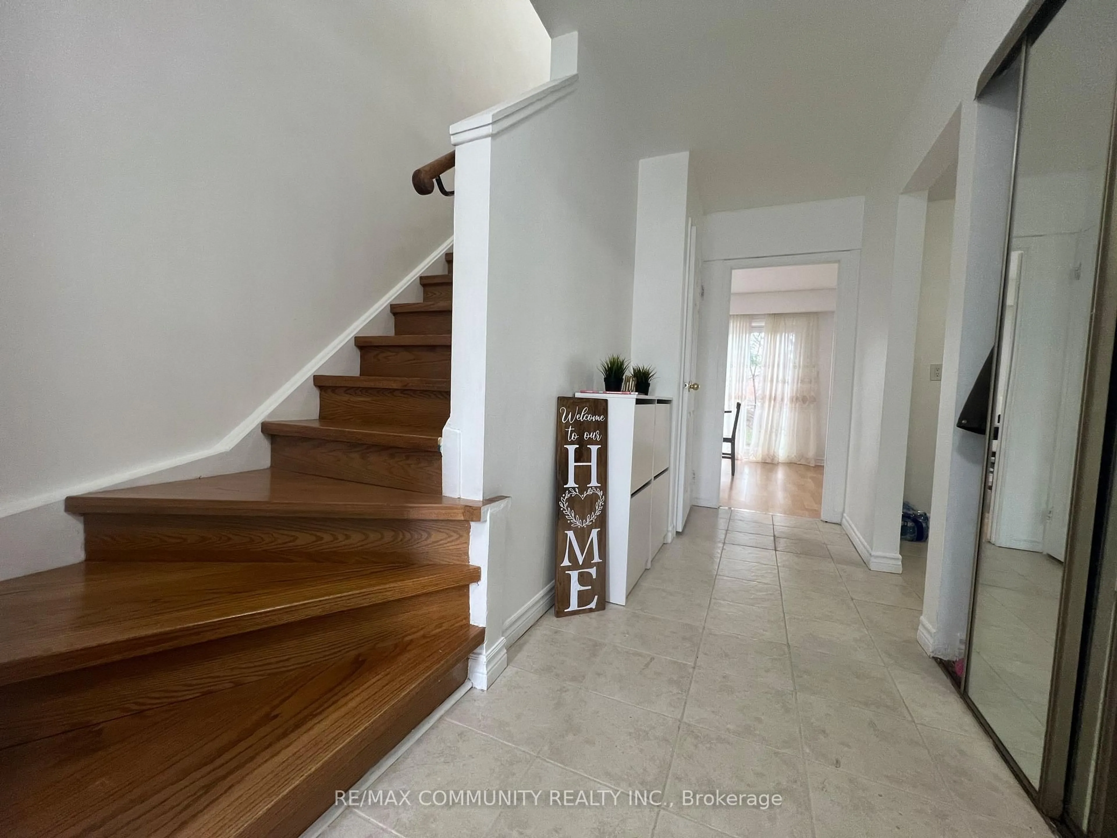 Indoor foyer for 284 Sprucewood Crt, Toronto Ontario M1W 1P8