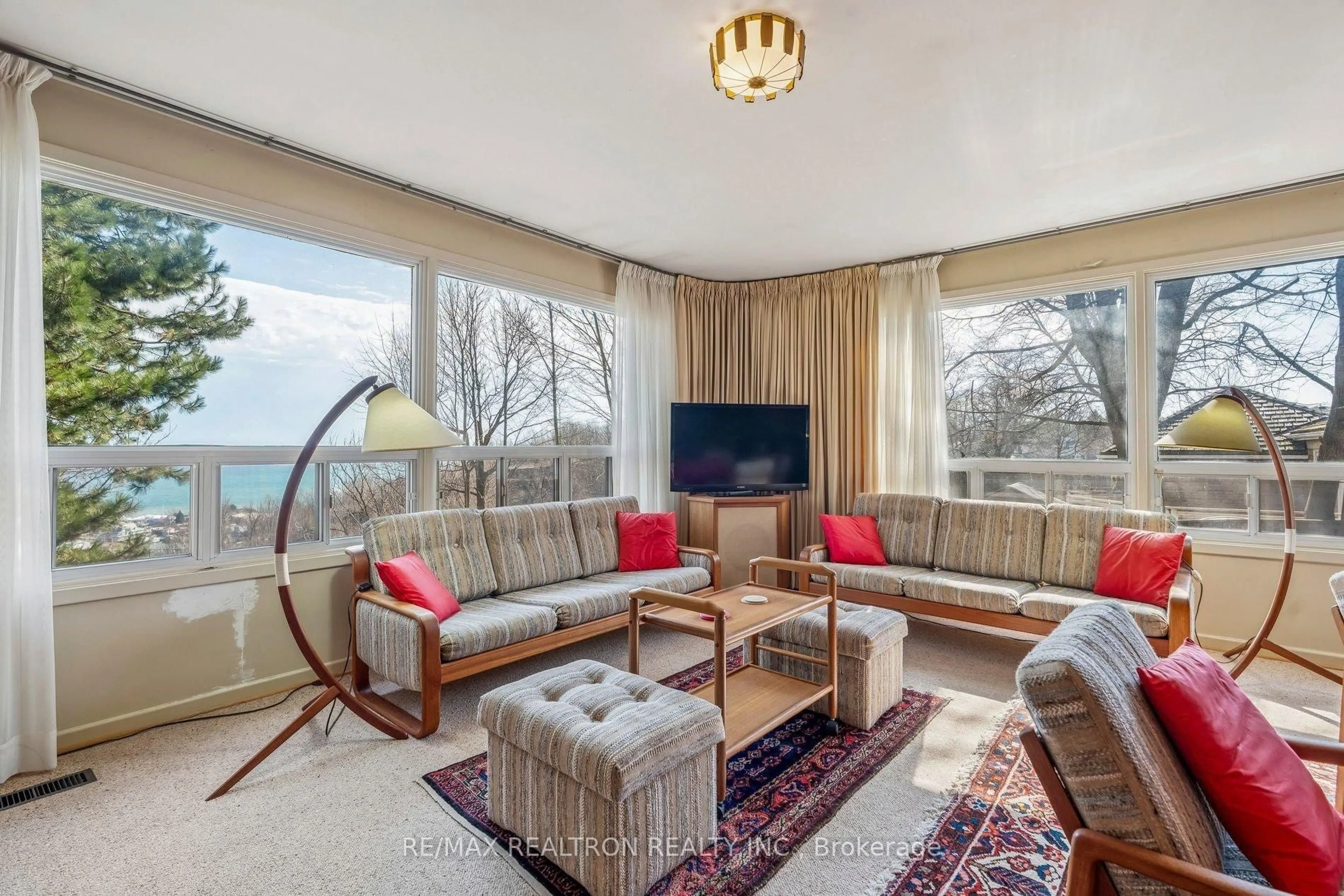 Living room with furniture, carpet floor for 37 Sunnypoint Cres, Toronto Ontario M1M 1B8