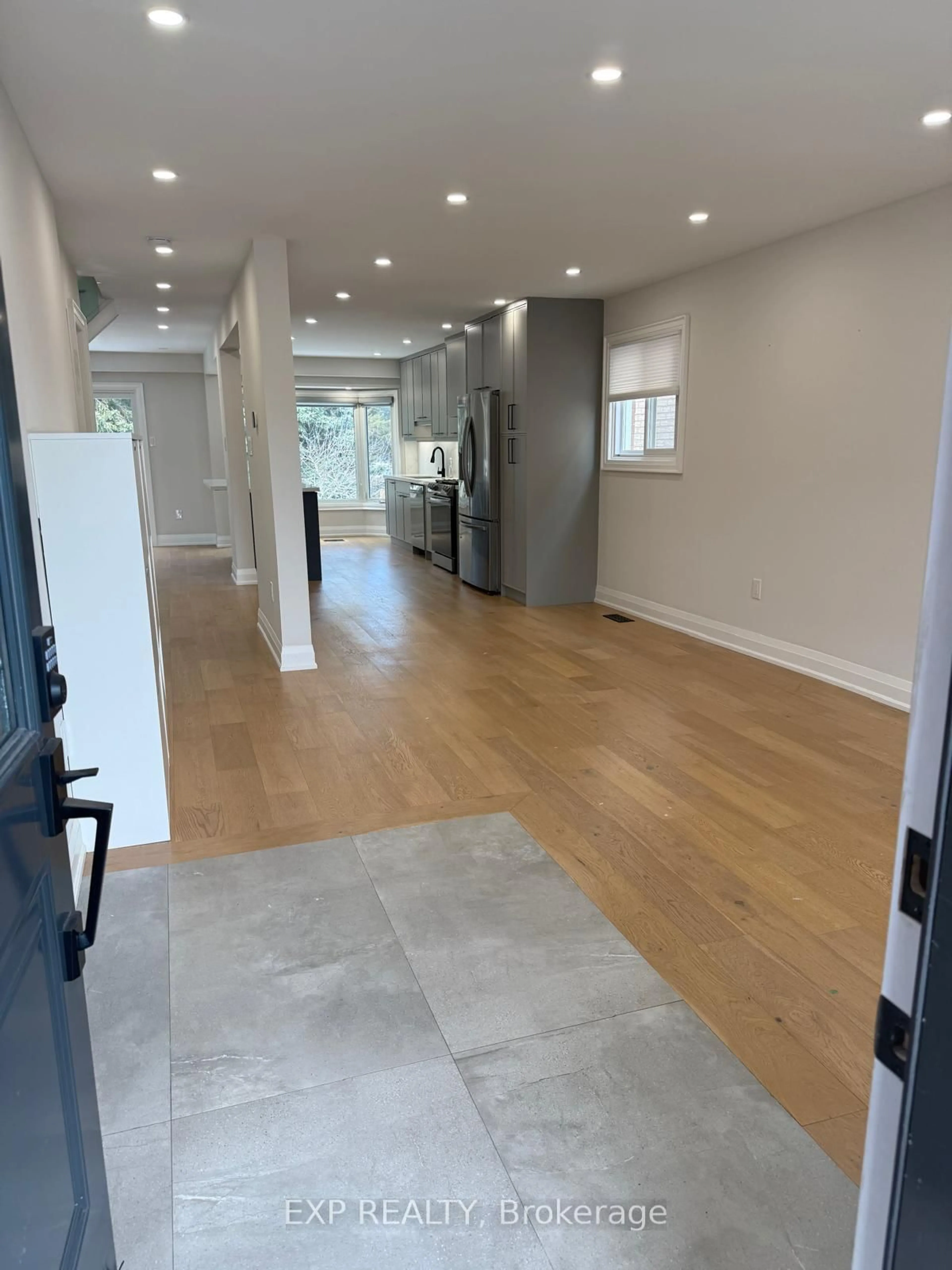 Indoor foyer for 1143 Beaver Valley Cres, Oshawa Ontario L1J 8N3