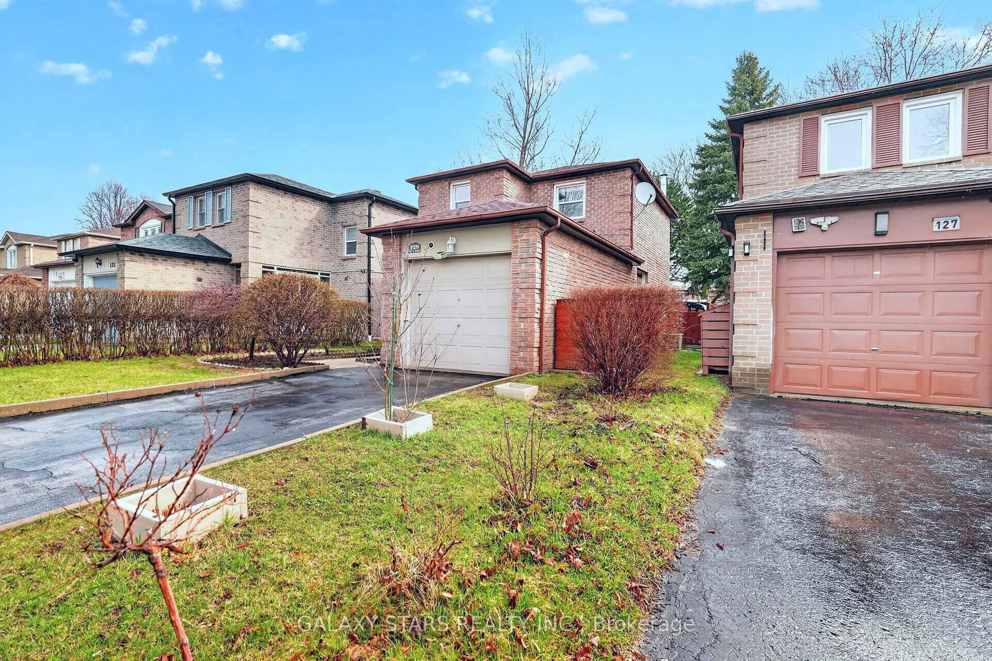 A pic from outside/outdoor area/front of a property/back of a property/a pic from drone, street for 129 Radford Dr, Ajax Ontario L1T 2C3