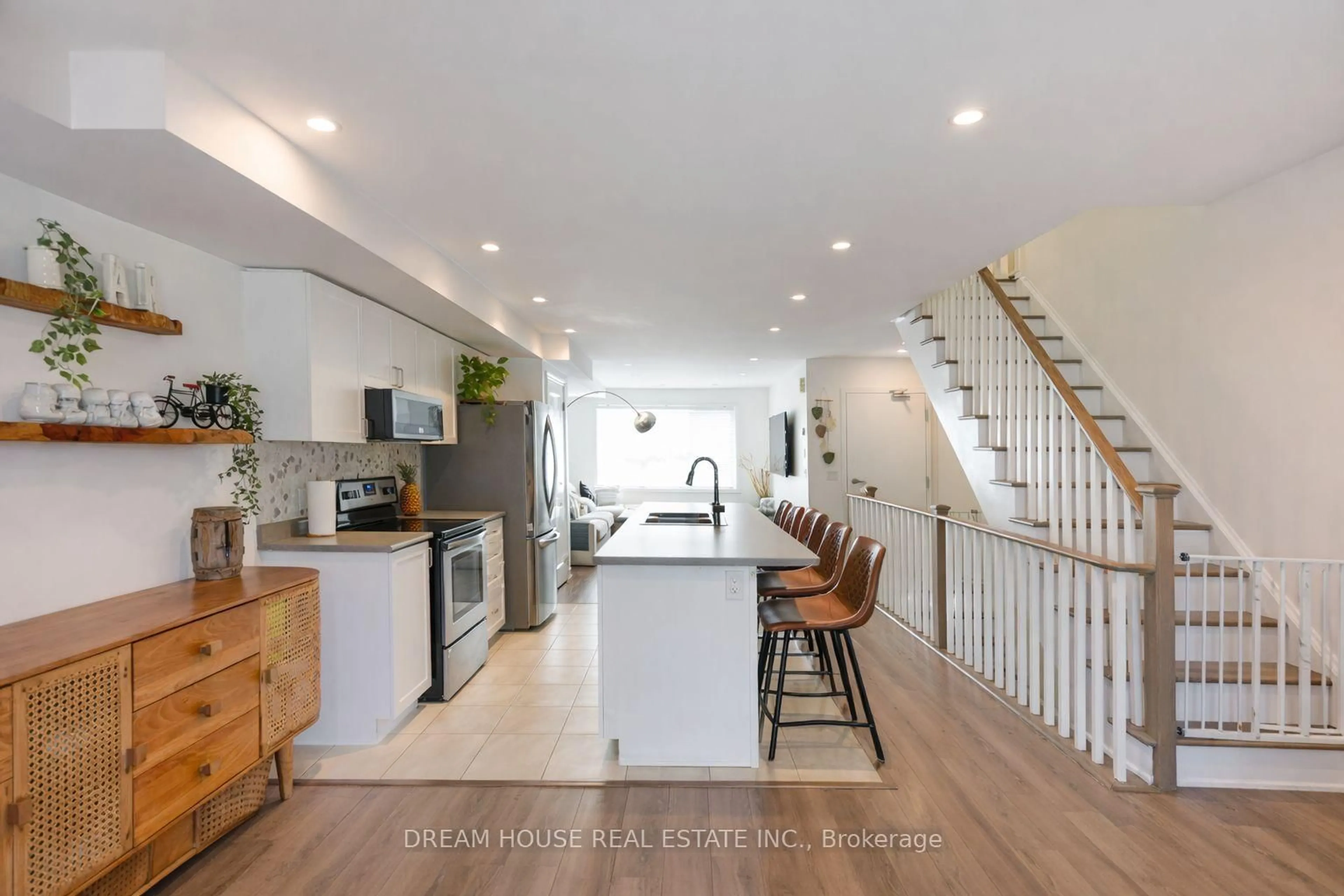 Open concept kitchen, unknown for 2500 Hill Rise Crt #94, Oshawa Ontario L1L 0M6