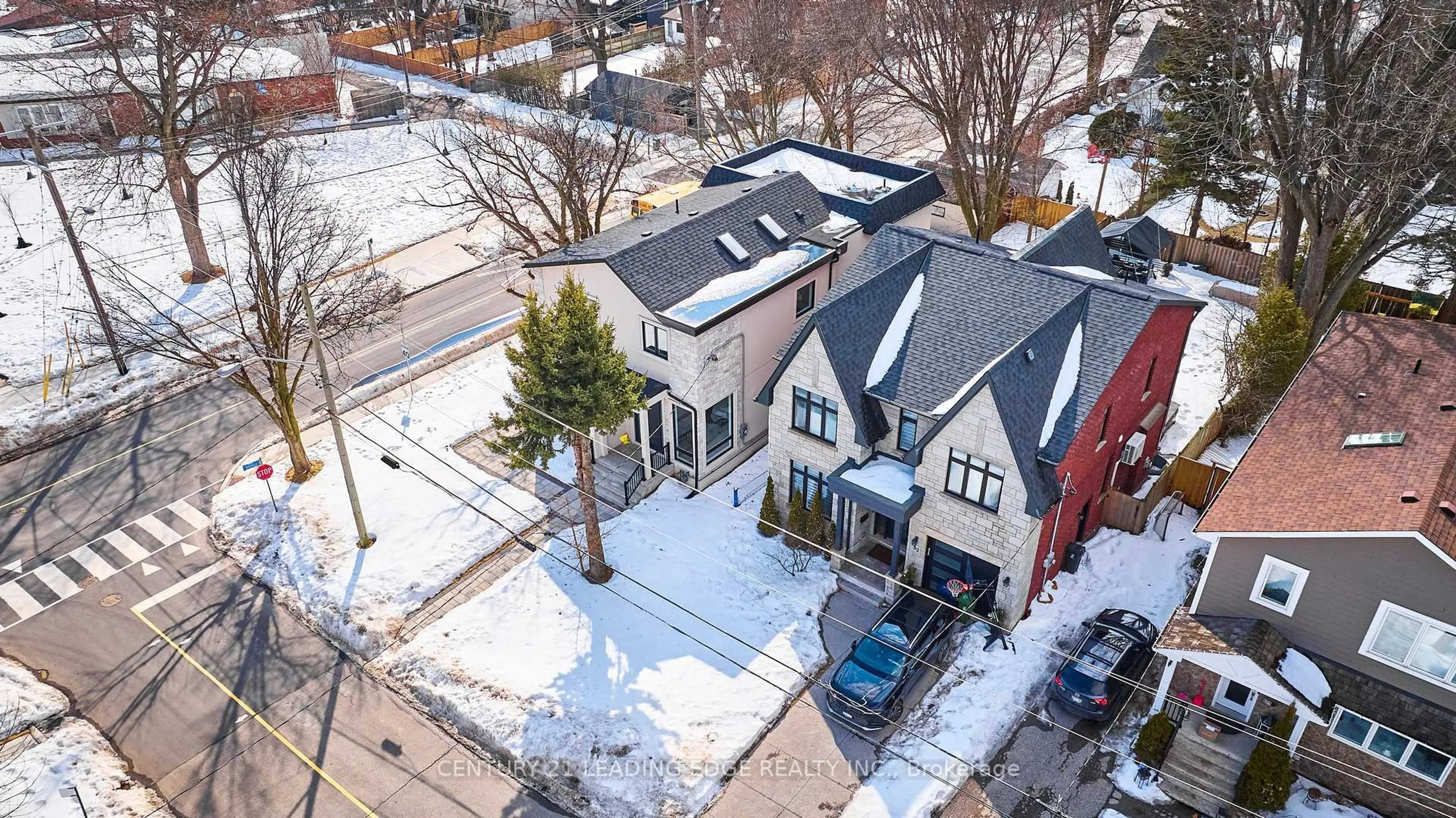 A pic from outside/outdoor area/front of a property/back of a property/a pic from drone, street for 50 Dorset Rd, Toronto Ontario M1M 2S7