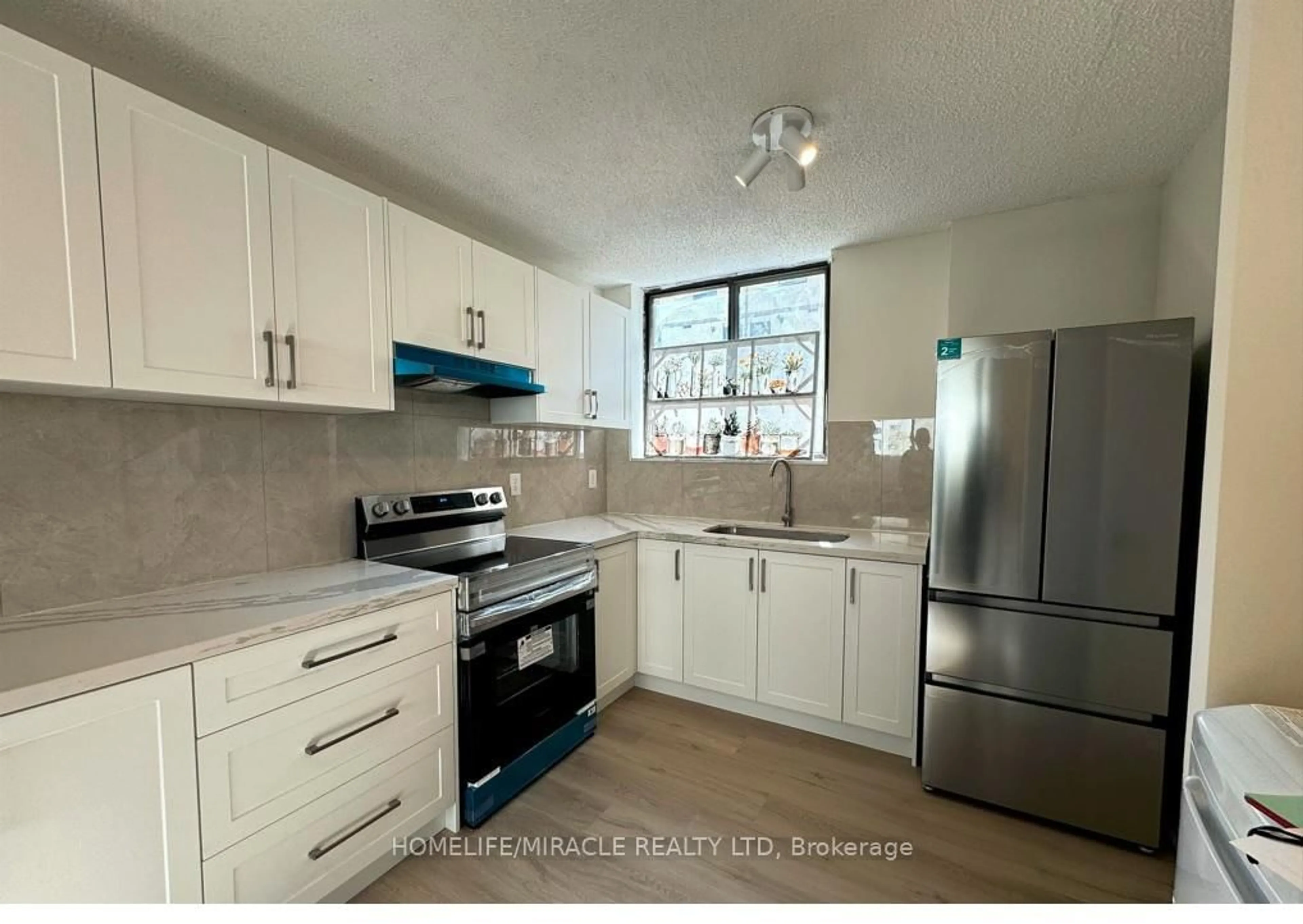 Standard kitchen, ceramic/tile floor for 665 Kennedy Rd #303, Toronto Ontario M1K 5E2