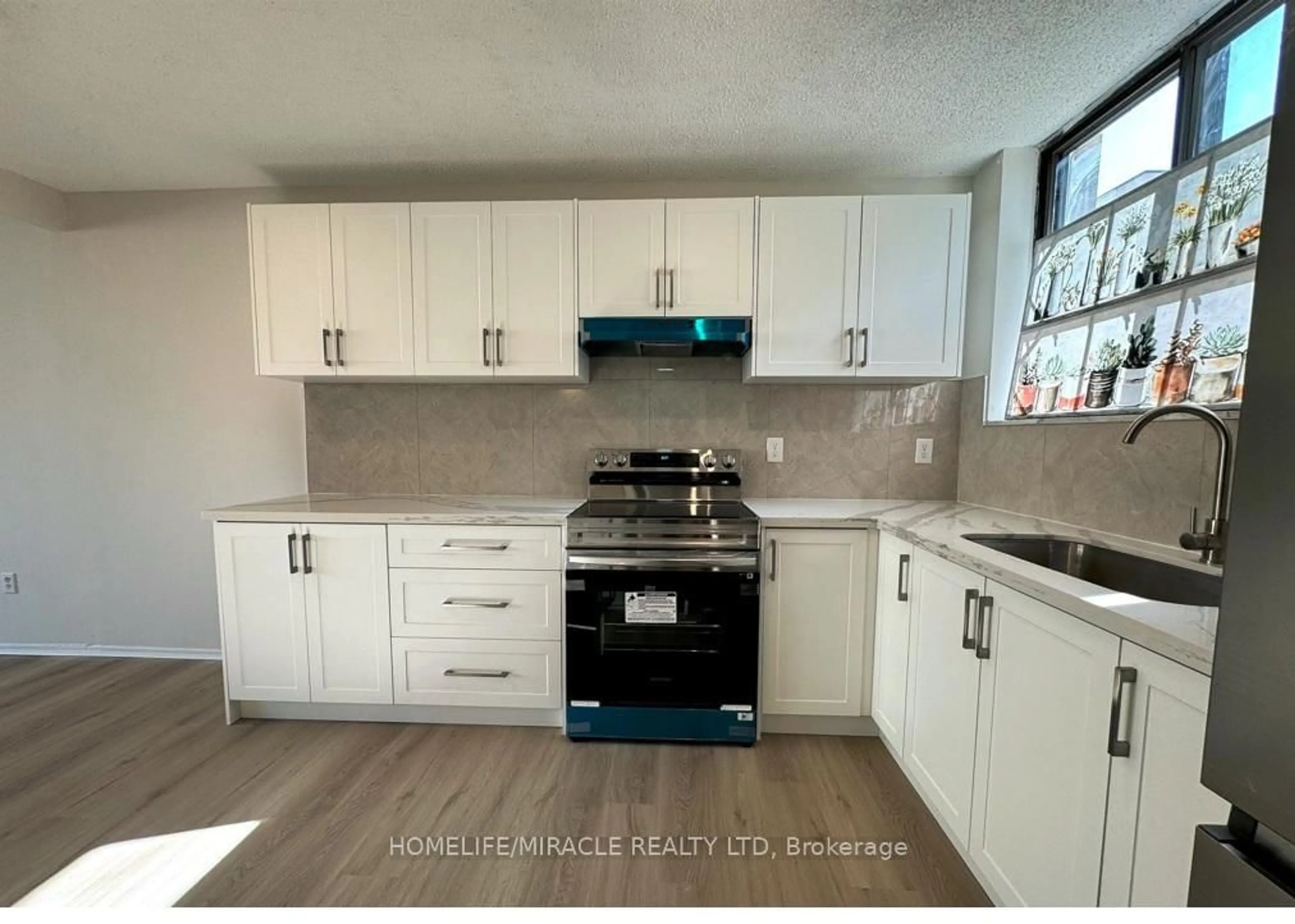 Standard kitchen, unknown for 665 Kennedy Rd #303, Toronto Ontario M1K 5E2