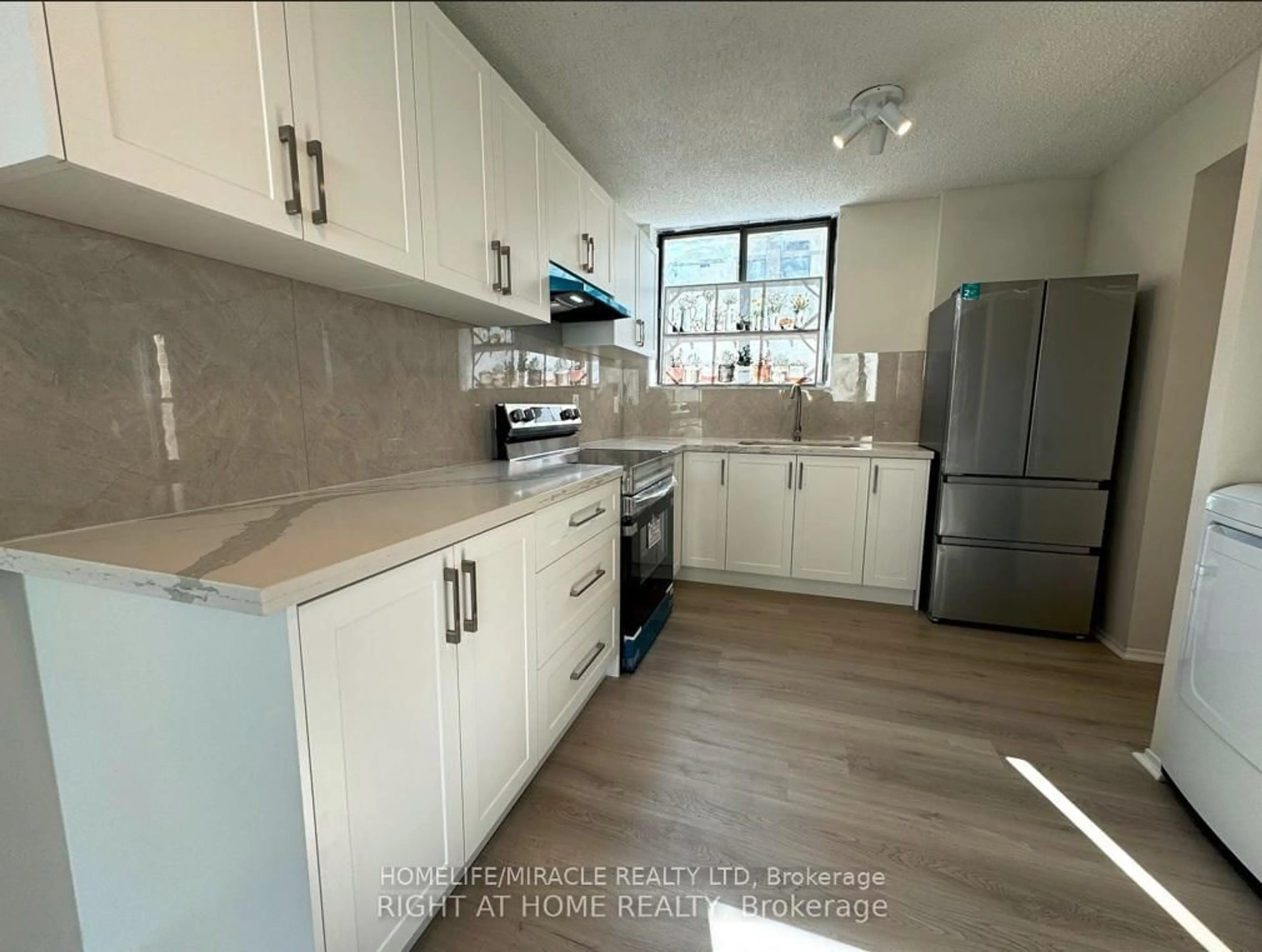 Standard kitchen, unknown for 665 Kennedy Rd #303, Toronto Ontario M1K 5E2