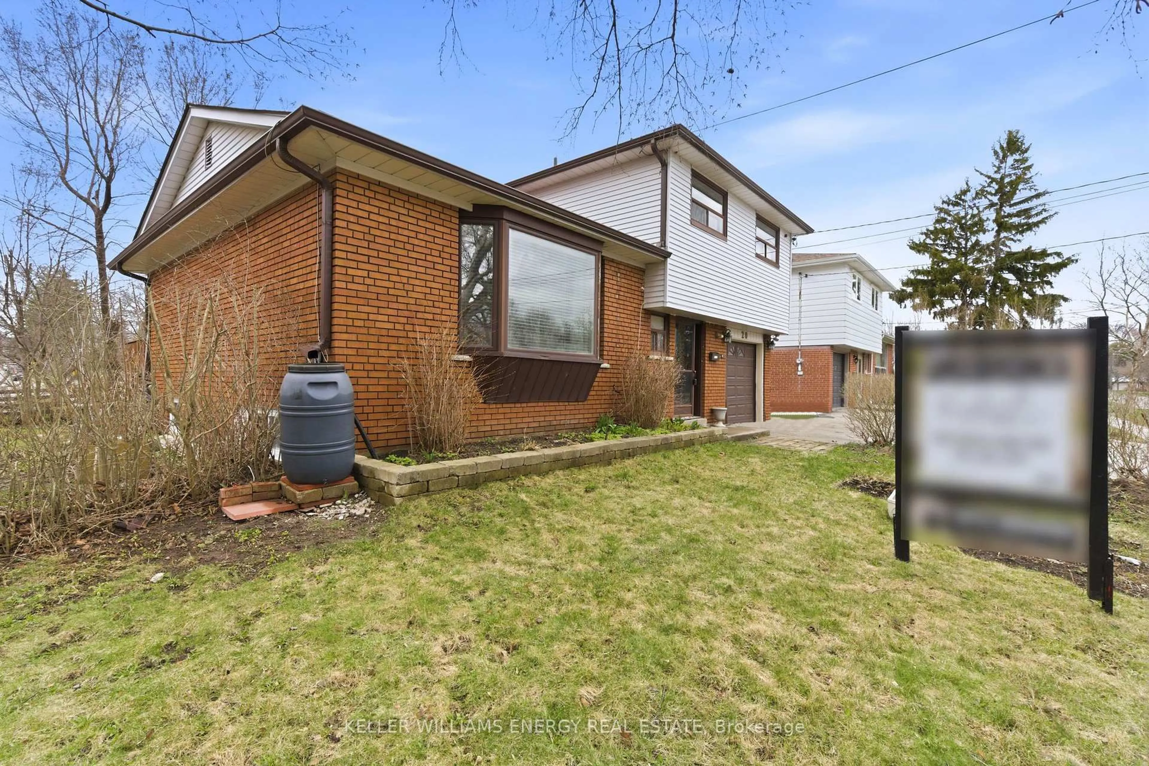A pic from outside/outdoor area/front of a property/back of a property/a pic from drone, street for 20 Ravenview Dr, Toronto Ontario M1E 3M1