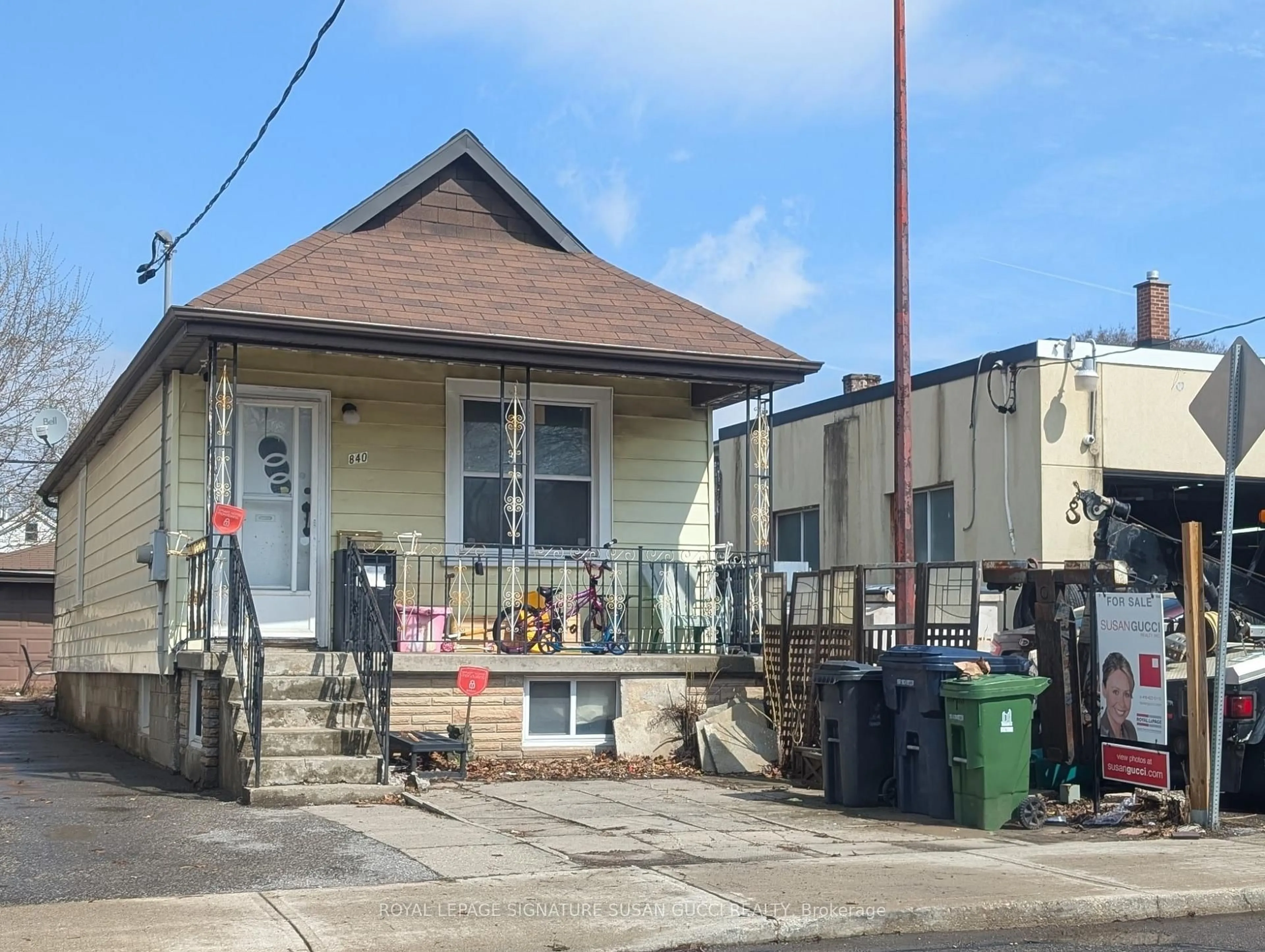 Unknown for 840 Sammon Ave, Toronto Ontario M4C 2E8