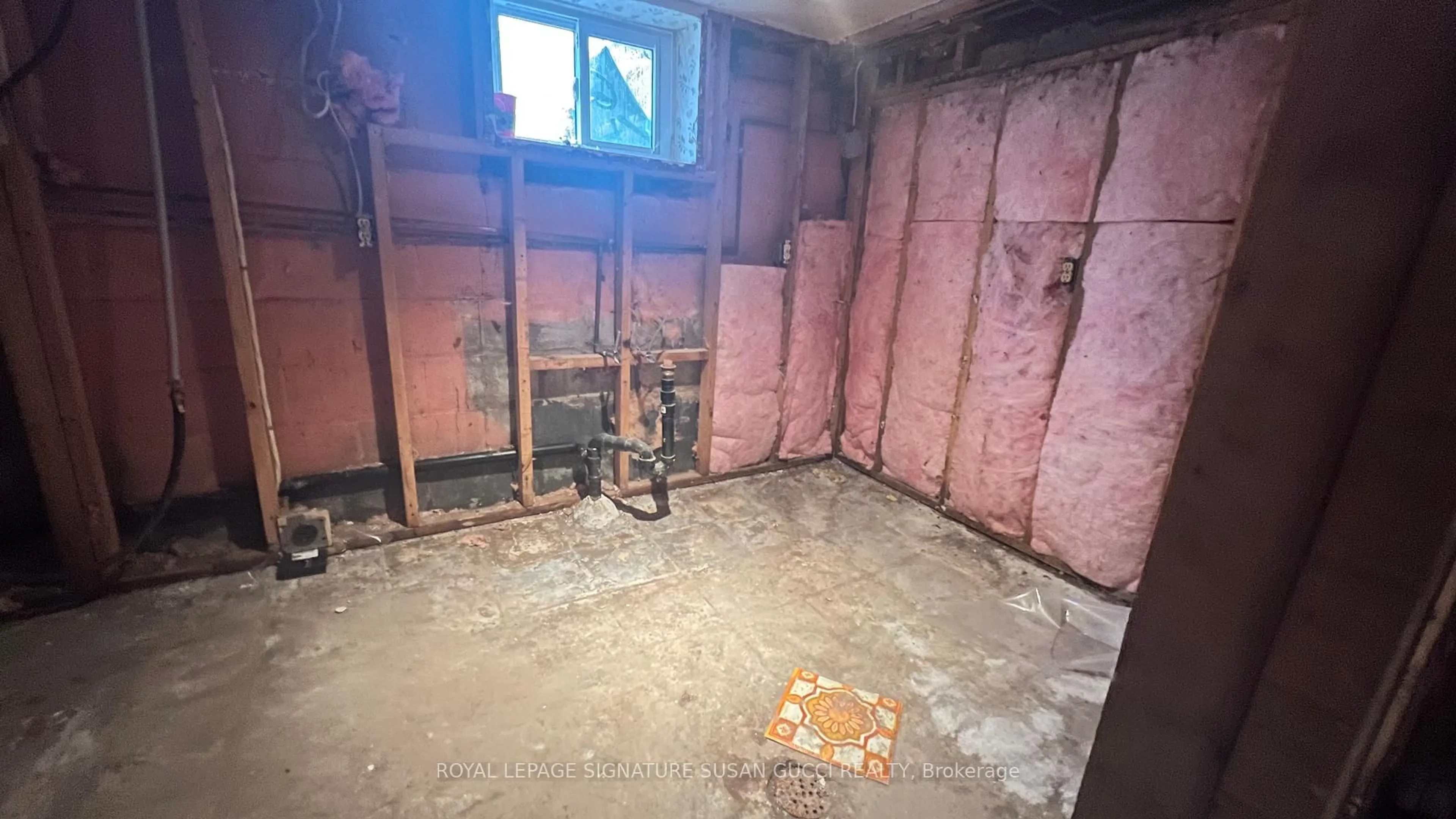 A pic of a room for 840 Sammon Ave, Toronto Ontario M4C 2E8