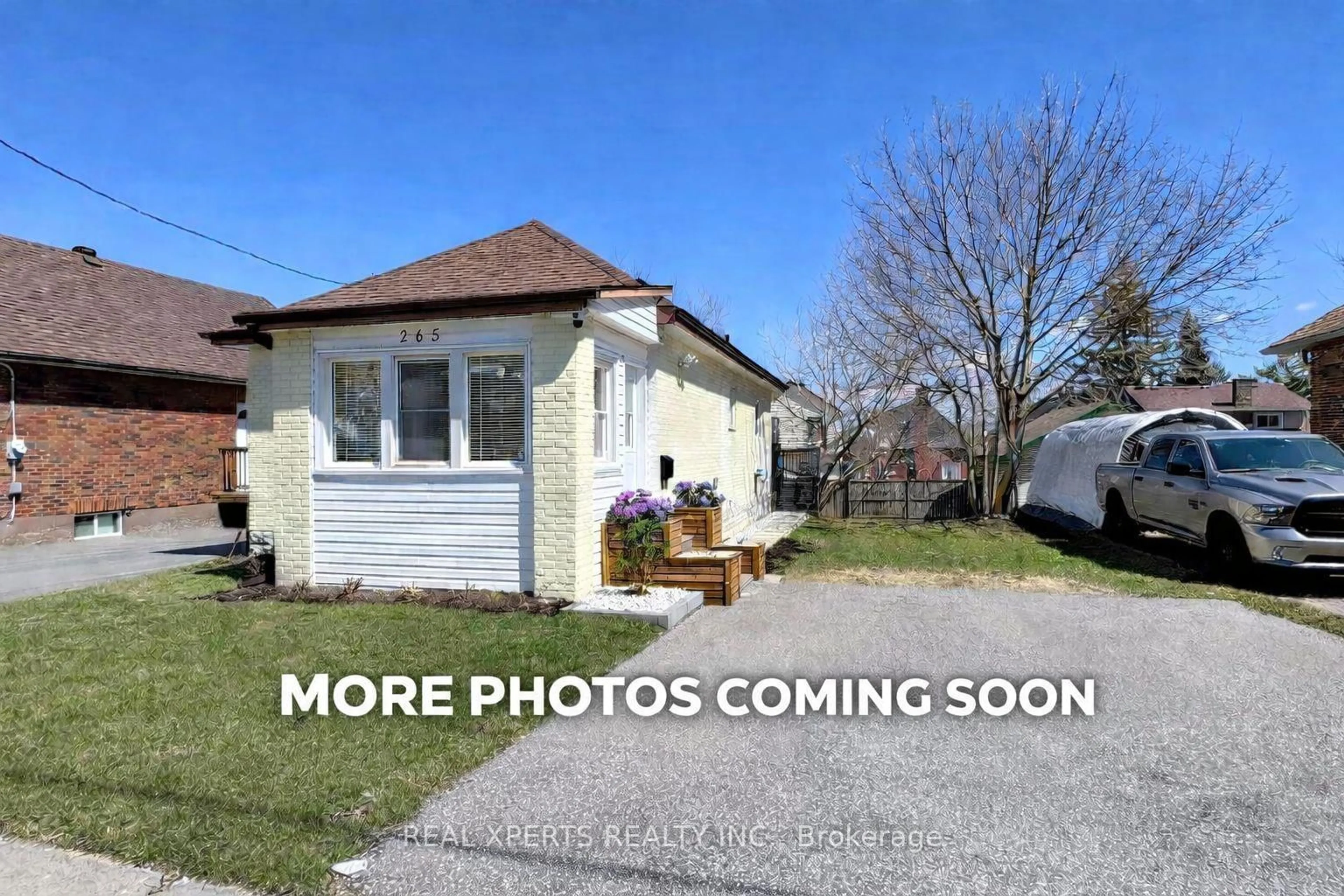 A pic from outside/outdoor area/front of a property/back of a property/a pic from drone, street for 265 Clarke St, Oshawa Ontario L1H 5G4