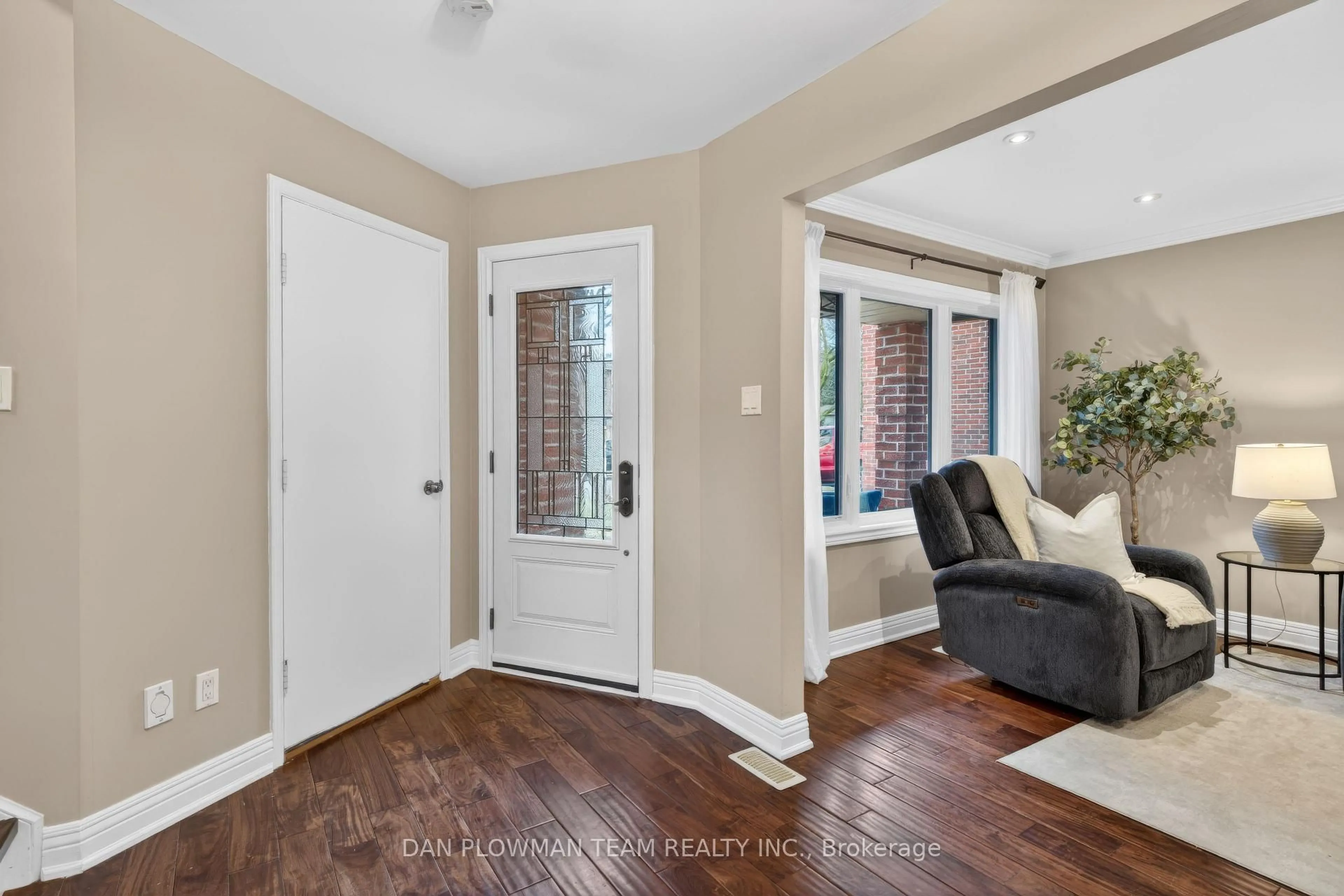 Indoor entryway for 649 Dunn Cres, Pickering Ontario L1W 3T4