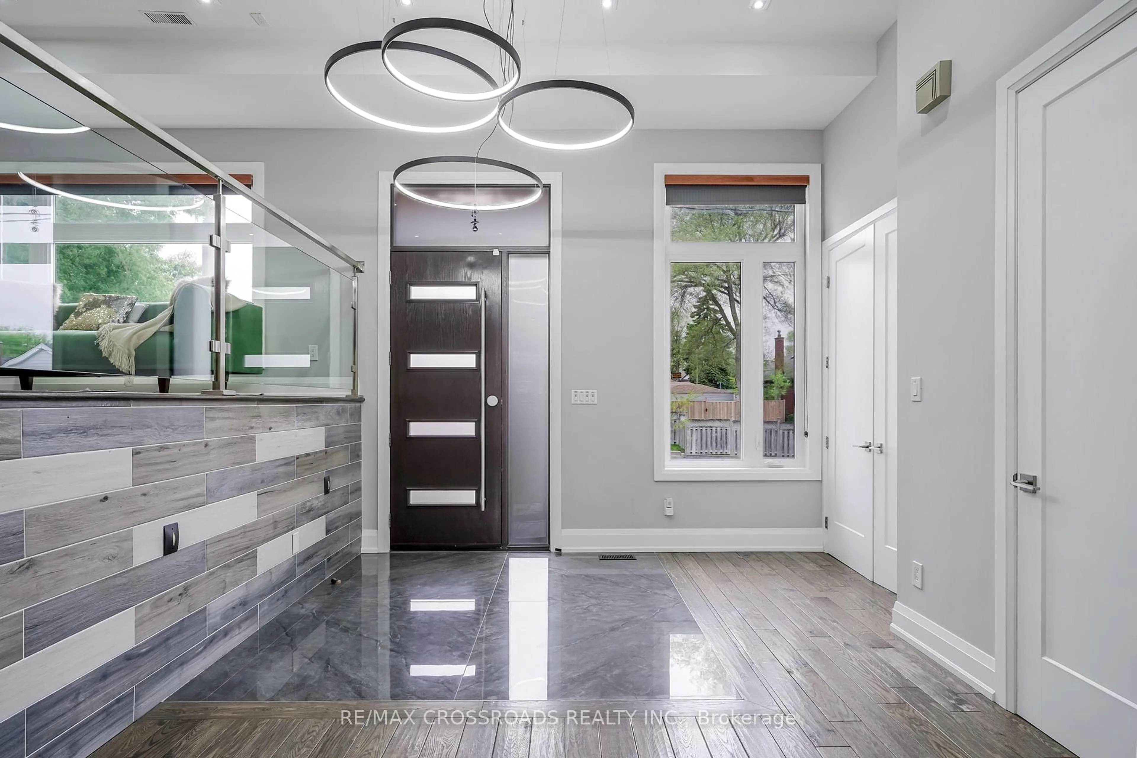 Indoor entryway for 1A Roblin Ave, Toronto Ontario M4C 3P7