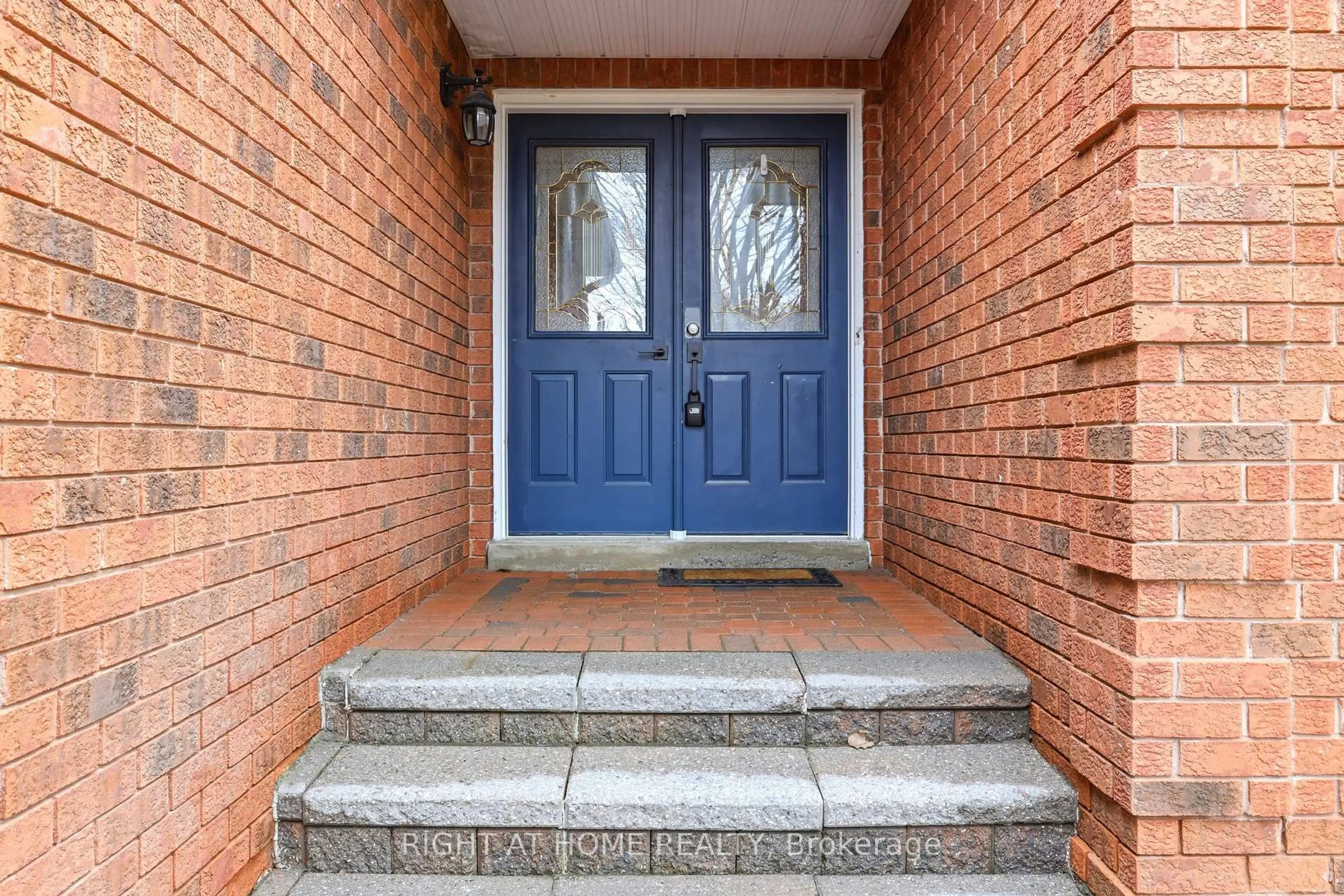 Indoor entryway for 36 Ravenview Dr, Whitby Ontario L1R 1Y2