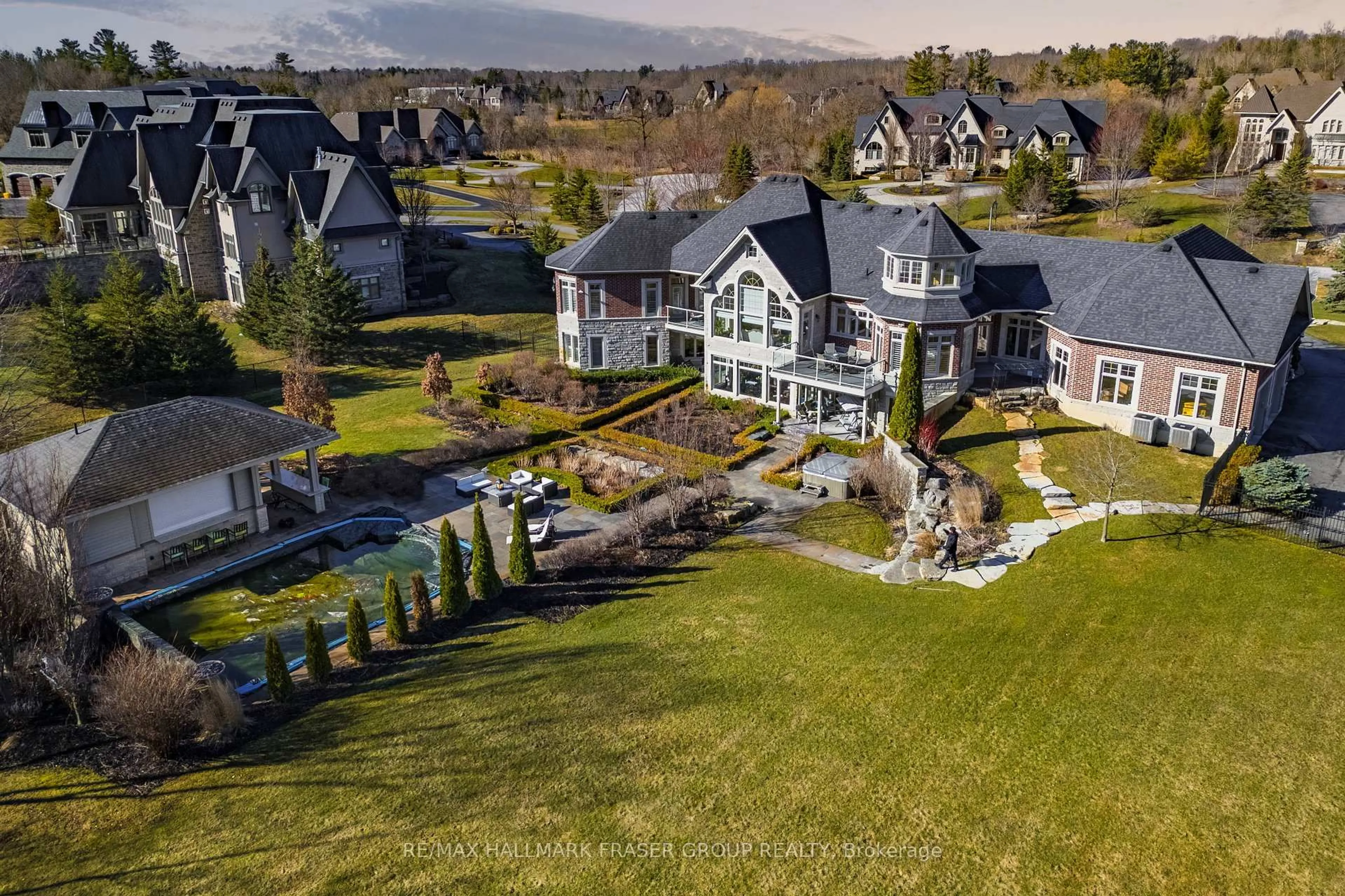 A pic from outside/outdoor area/front of a property/back of a property/a pic from drone, mountain view for 3335 Hollywood Crt, Pickering Ontario L1X 0A3