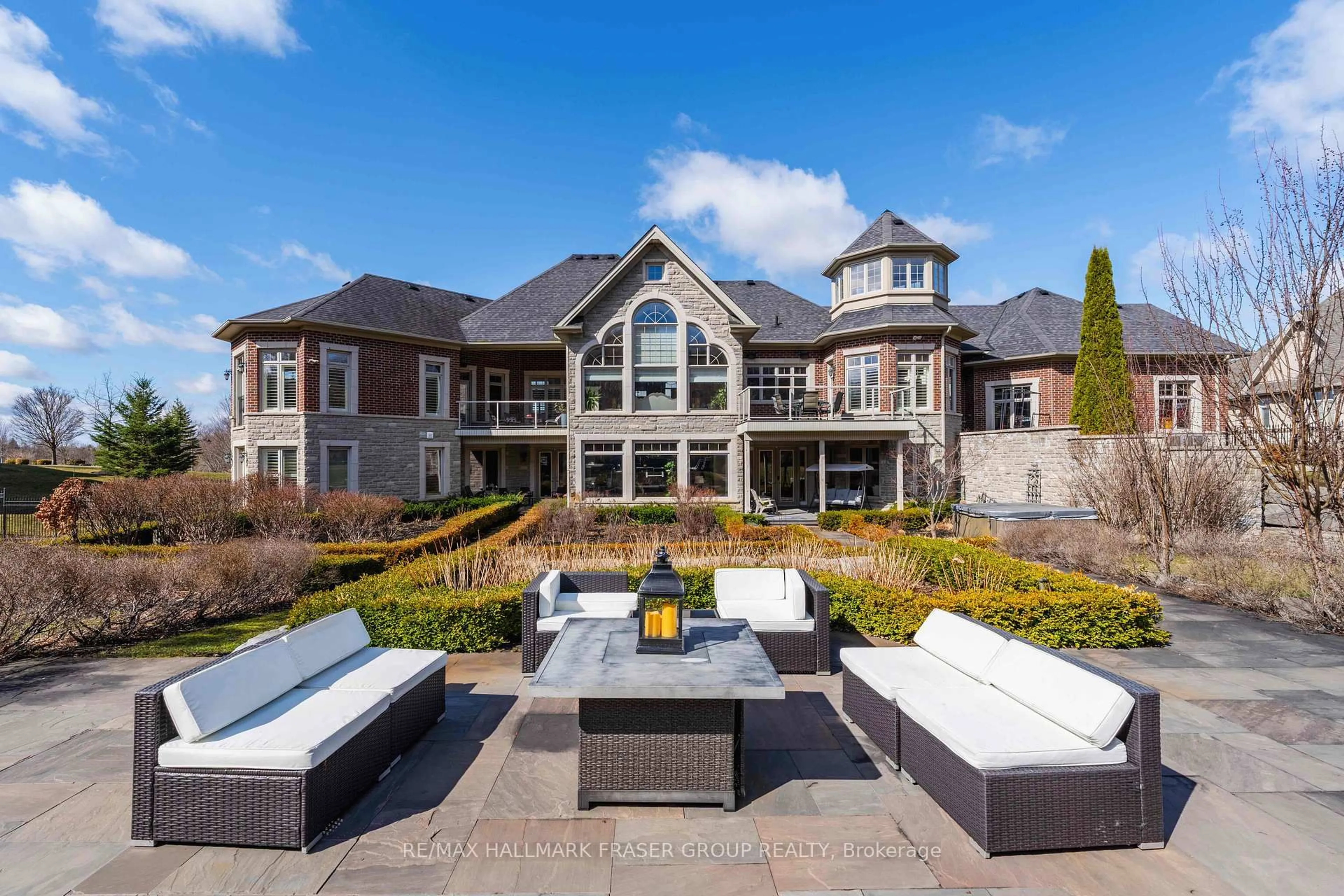 Patio, mountain view for 3335 Hollywood Crt, Pickering Ontario L1X 0A3