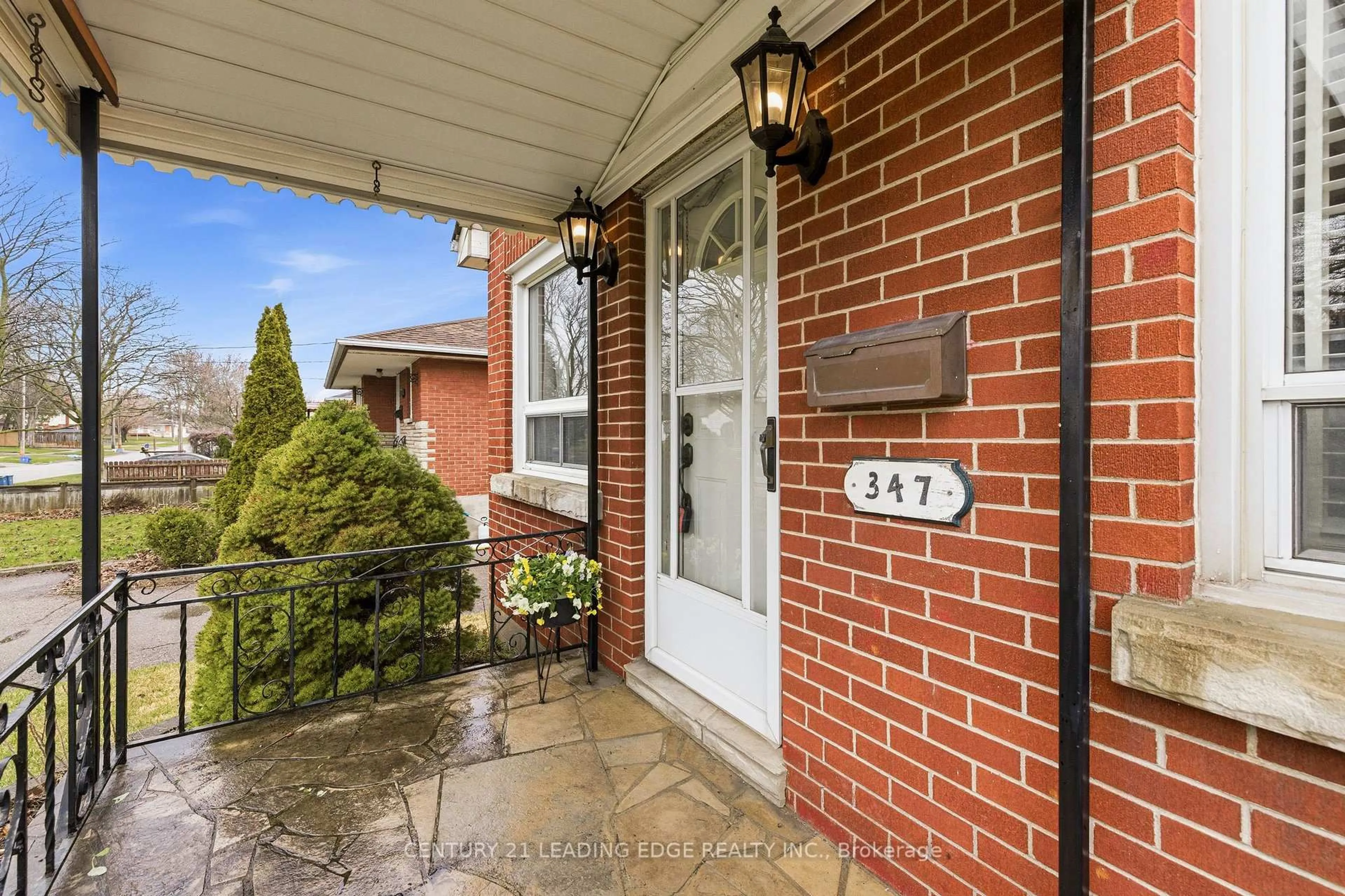 Unknown for 347 Nipigon St, Oshawa Ontario L1J 4P1