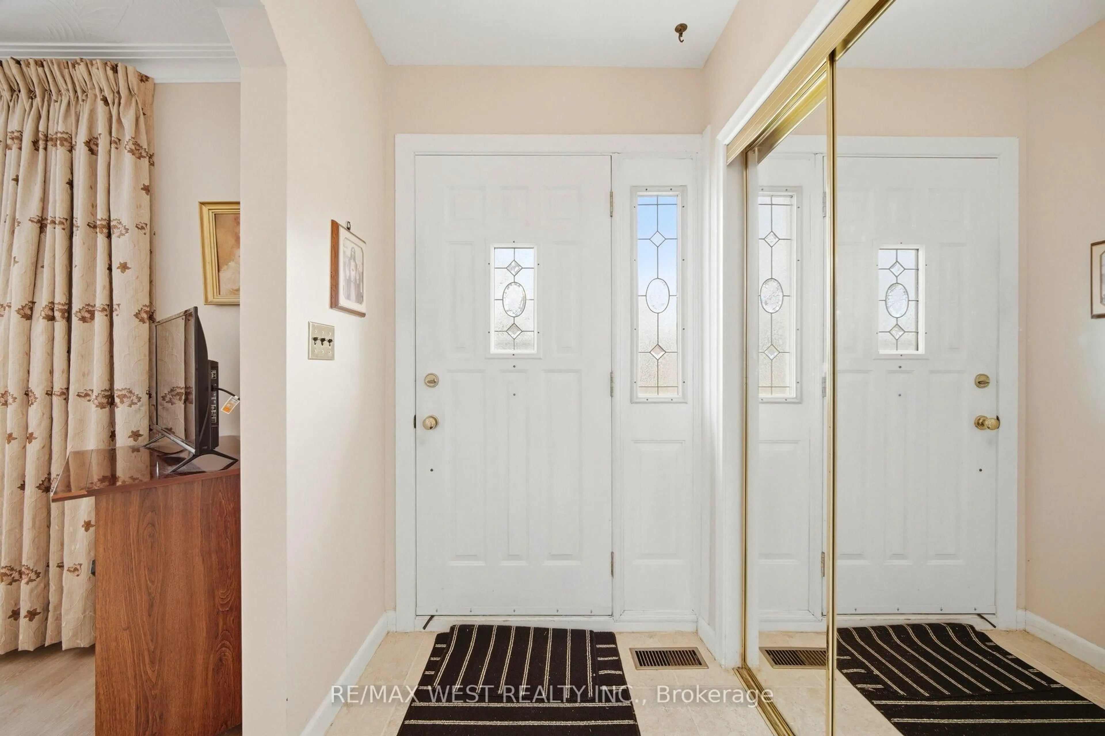 Indoor entryway for 24 Beran Dr, Toronto Ontario M1G 1G1