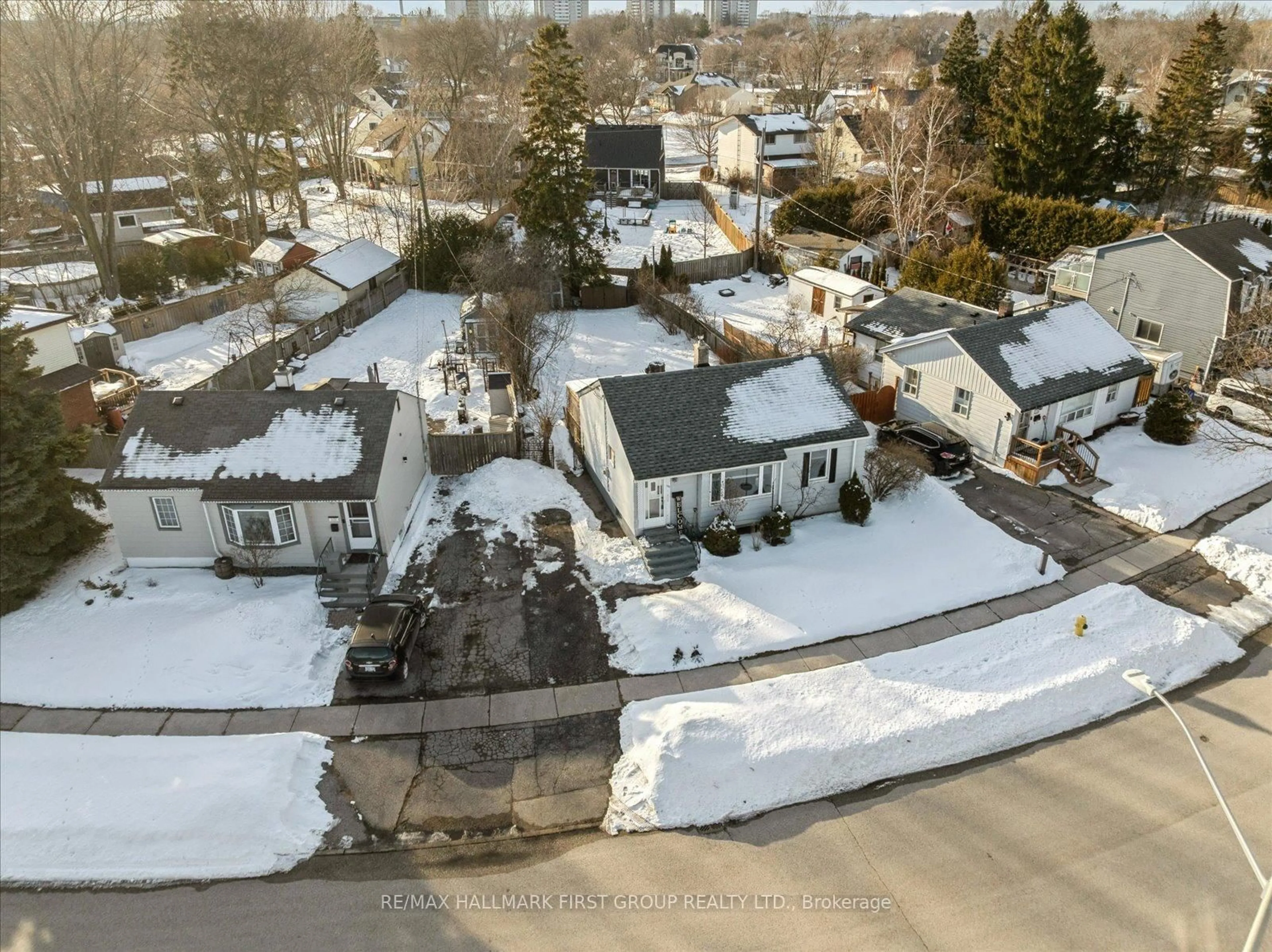 A pic from outside/outdoor area/front of a property/back of a property/a pic from drone, street for 130 Admiral Rd, Ajax Ontario L2S 2P1