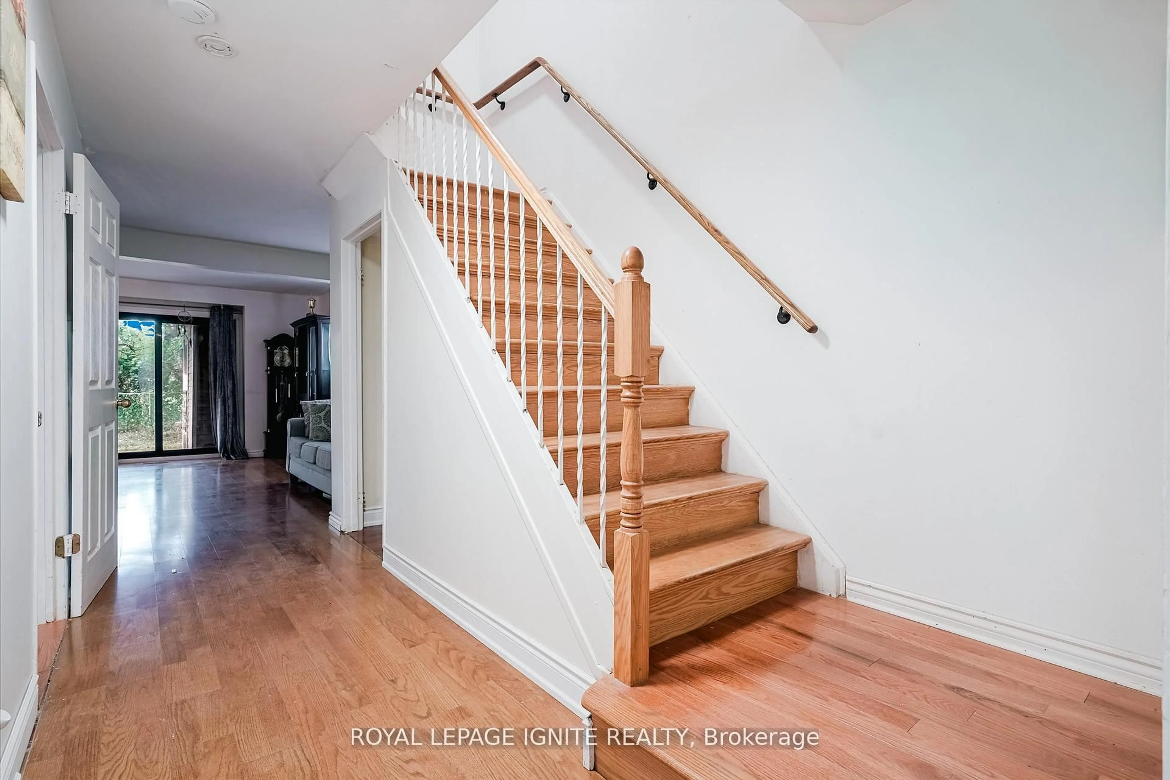 Stairs for 122 Valdor Dr, Toronto Ontario M1V 1R5