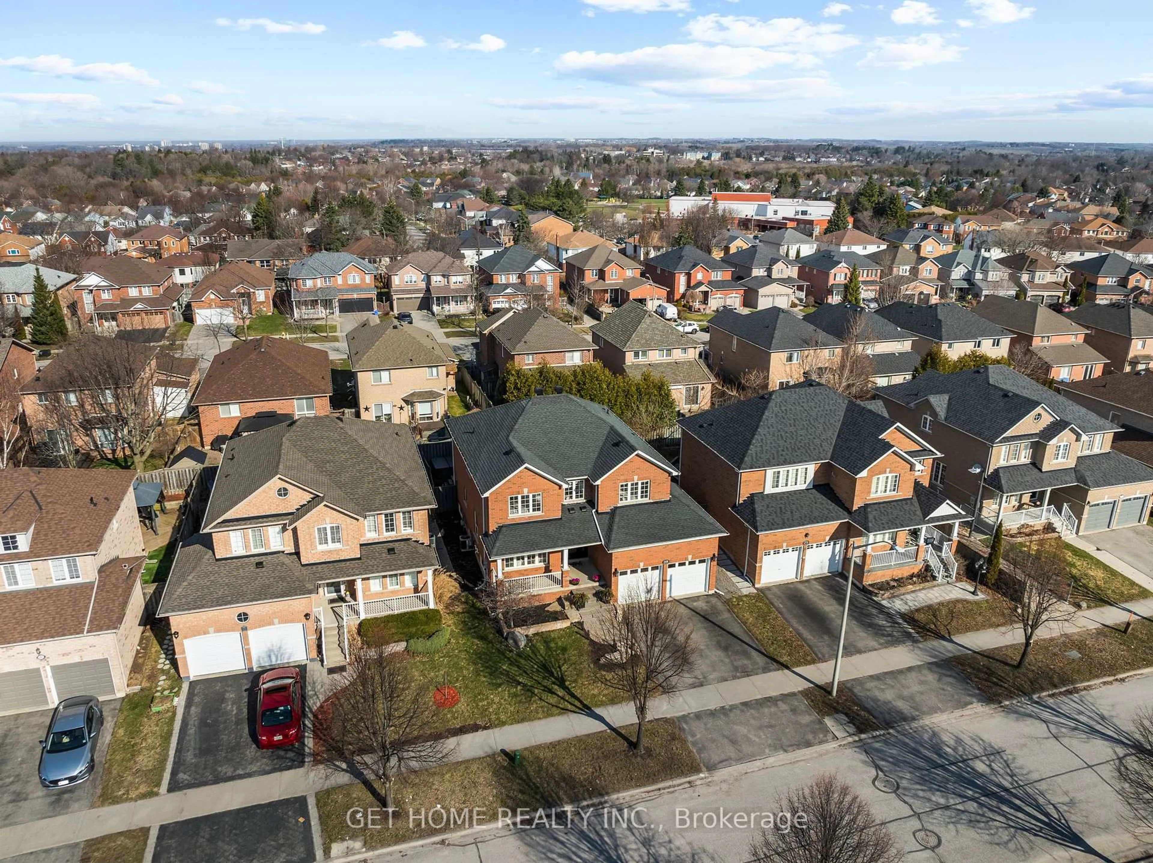 A pic from outside/outdoor area/front of a property/back of a property/a pic from drone, street for 269 Huntington Cres, Clarington Ontario L1E 3J3