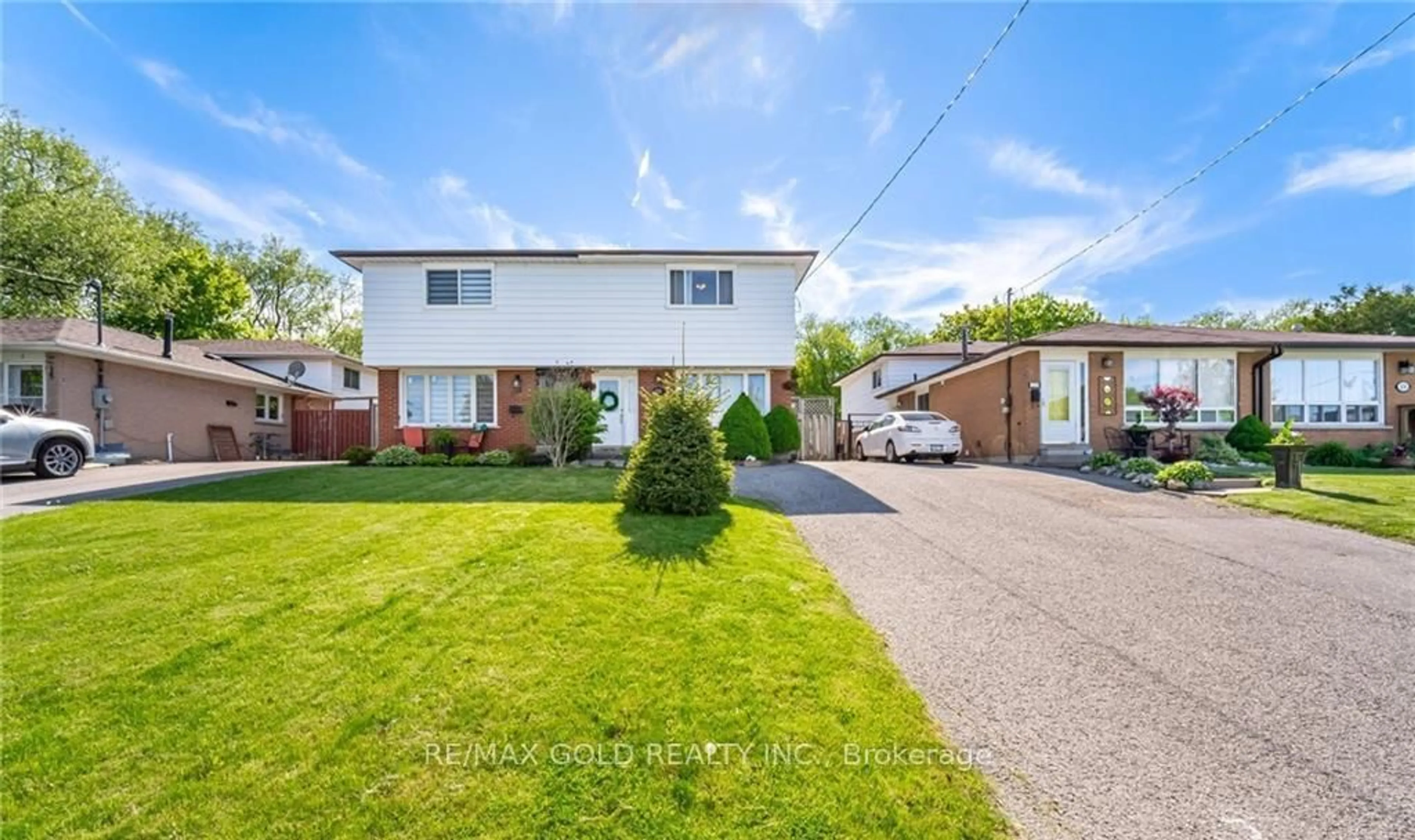 A pic from outside/outdoor area/front of a property/back of a property/a pic from drone, street for 232 Durham St, Oshawa Ontario L1J 5R3