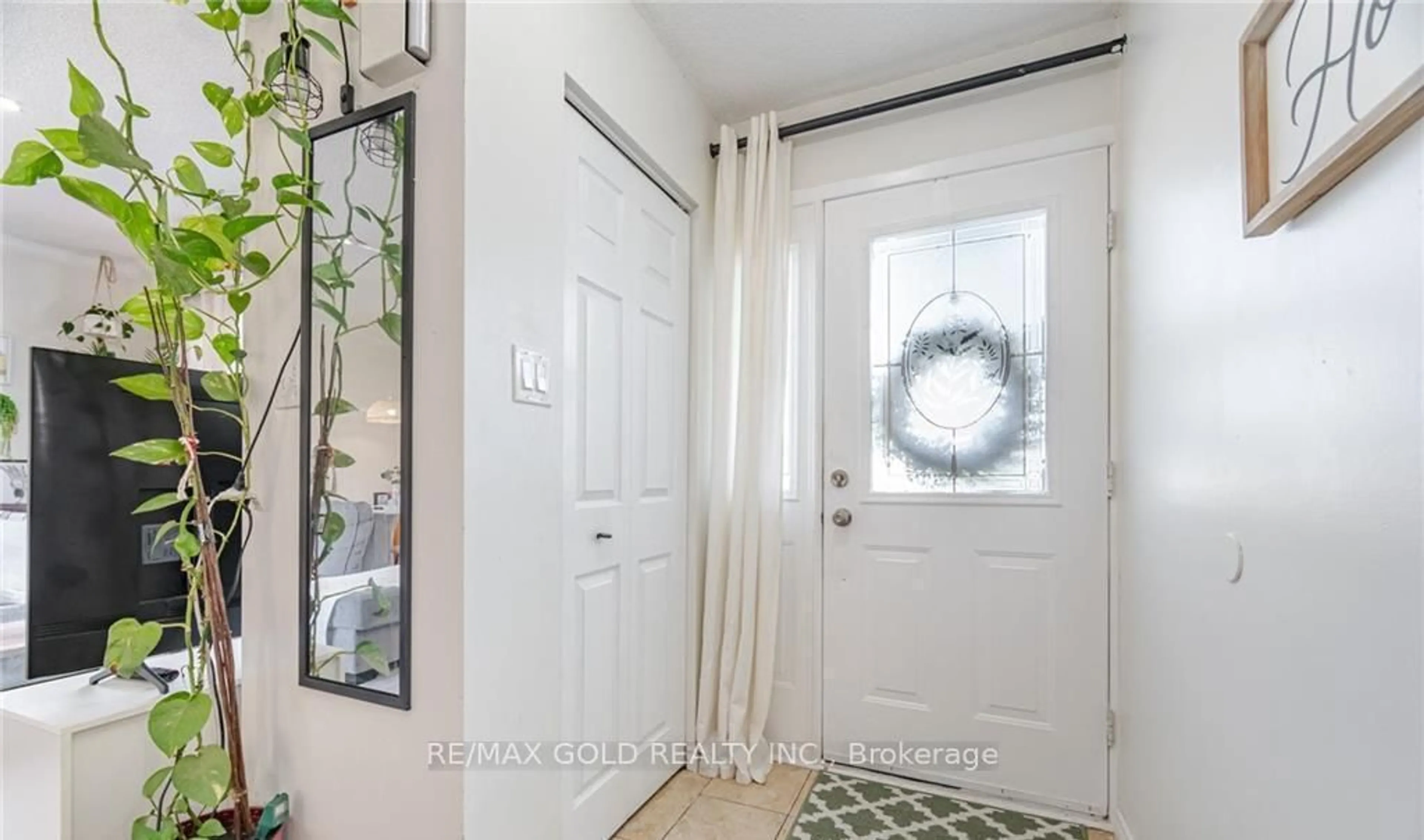 Indoor entryway for 232 Durham St, Oshawa Ontario L1J 5R3