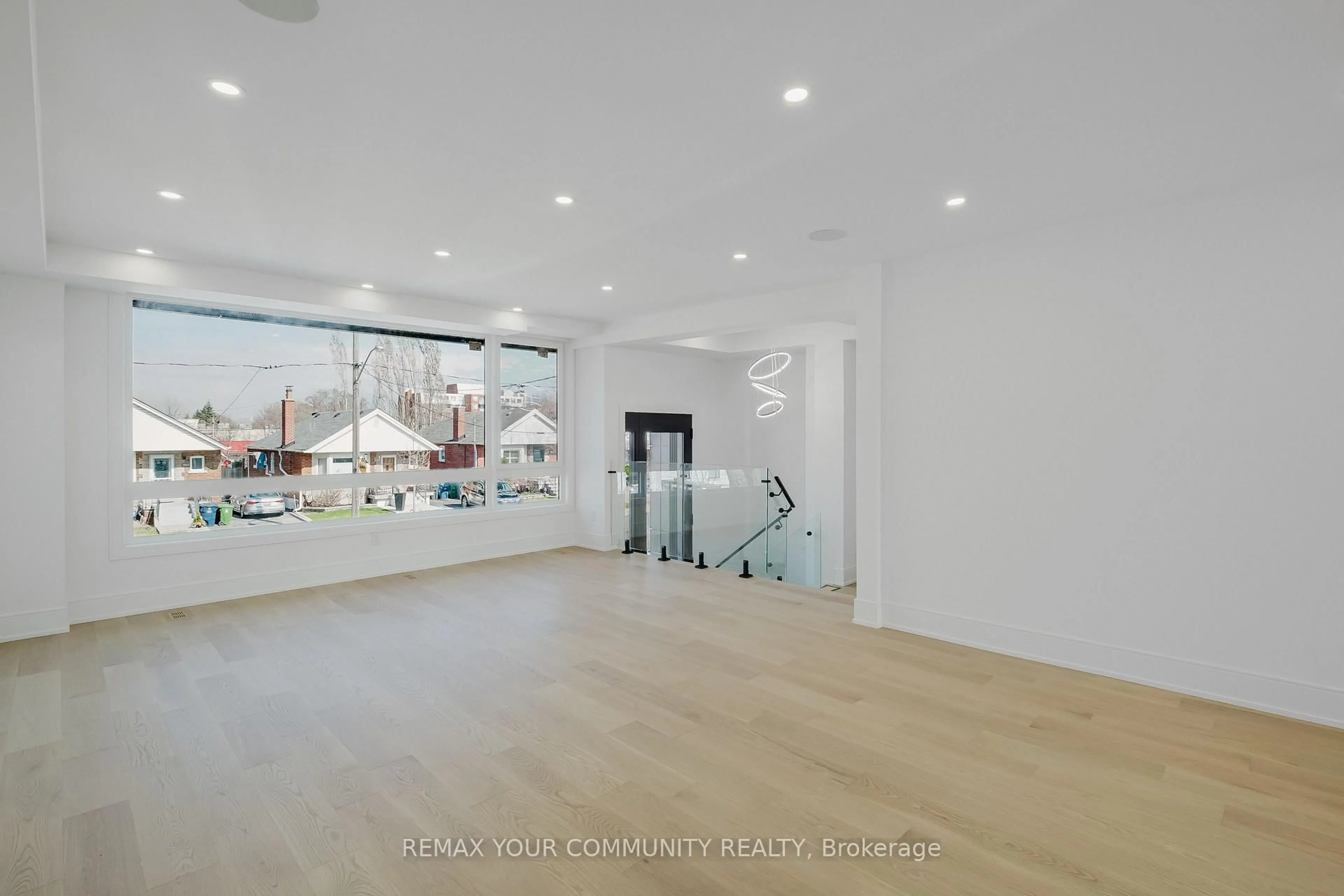 Indoor foyer for 360 Woodmount Ave, Toronto Ontario M4C 4A5