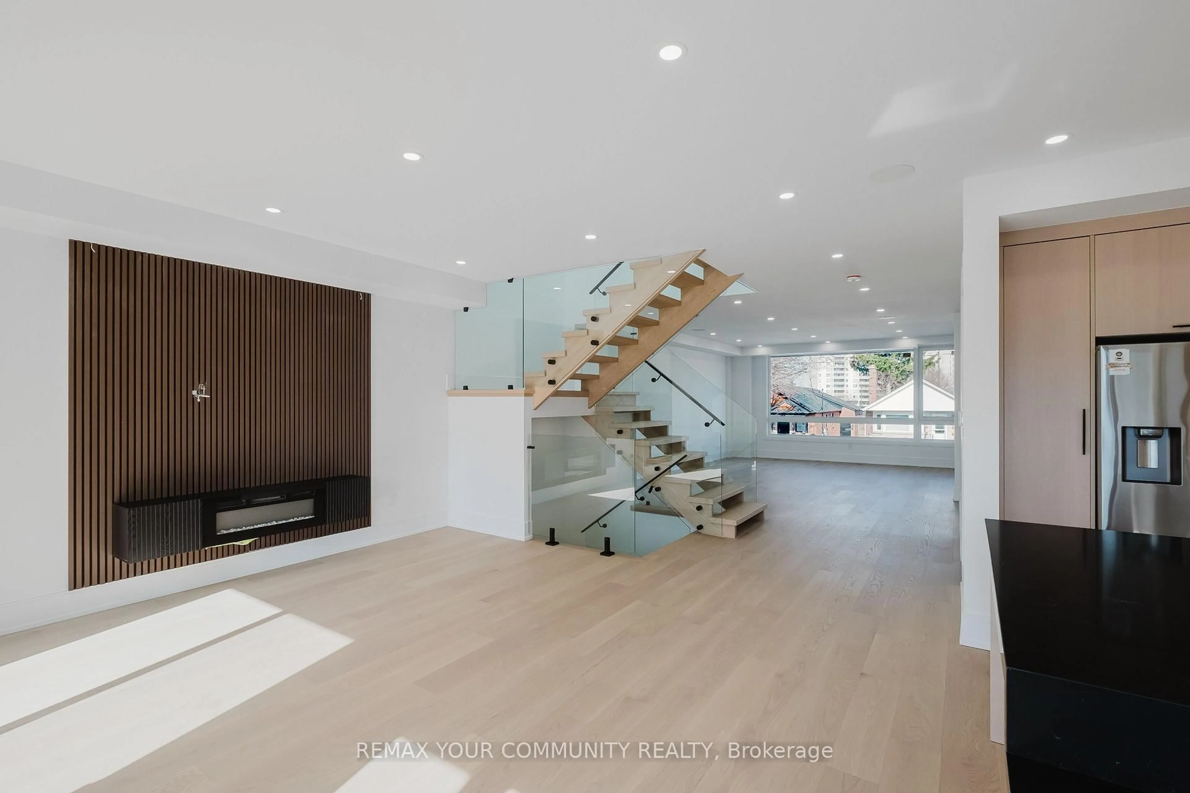 Indoor foyer for 360 Woodmount Ave, Toronto Ontario M4C 4A5