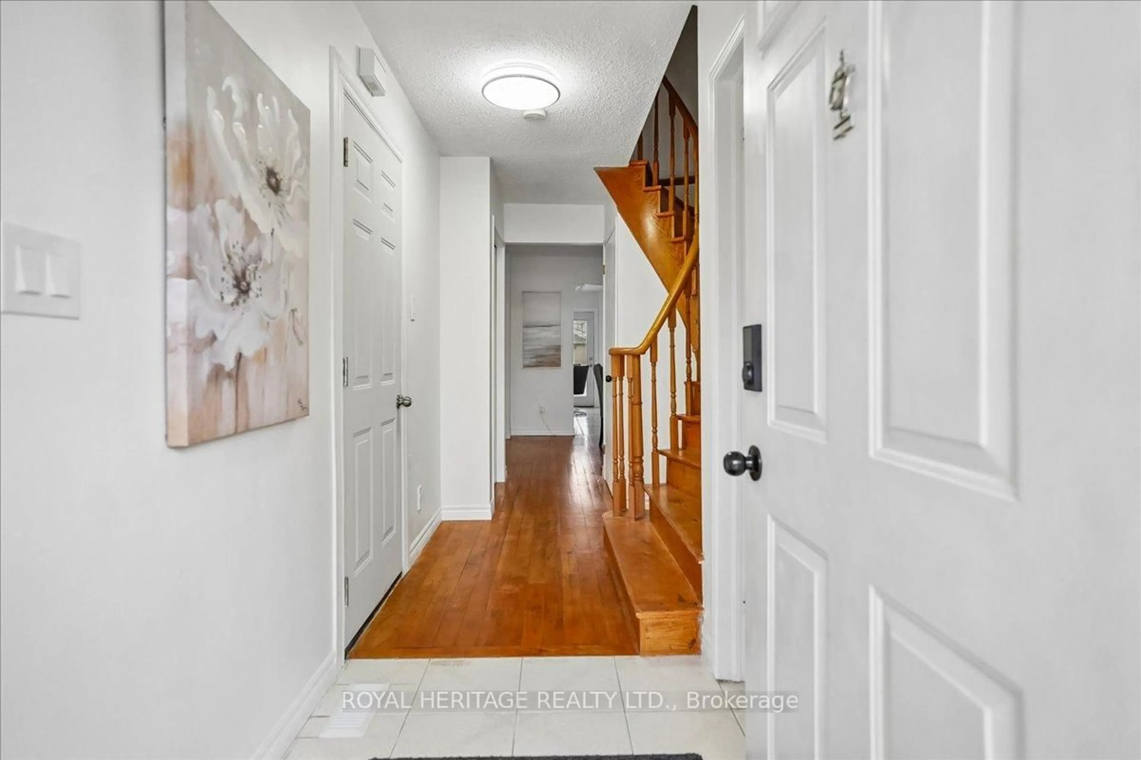 Indoor entryway for 148 Adele Cres, Oshawa Ontario L1J 7X6