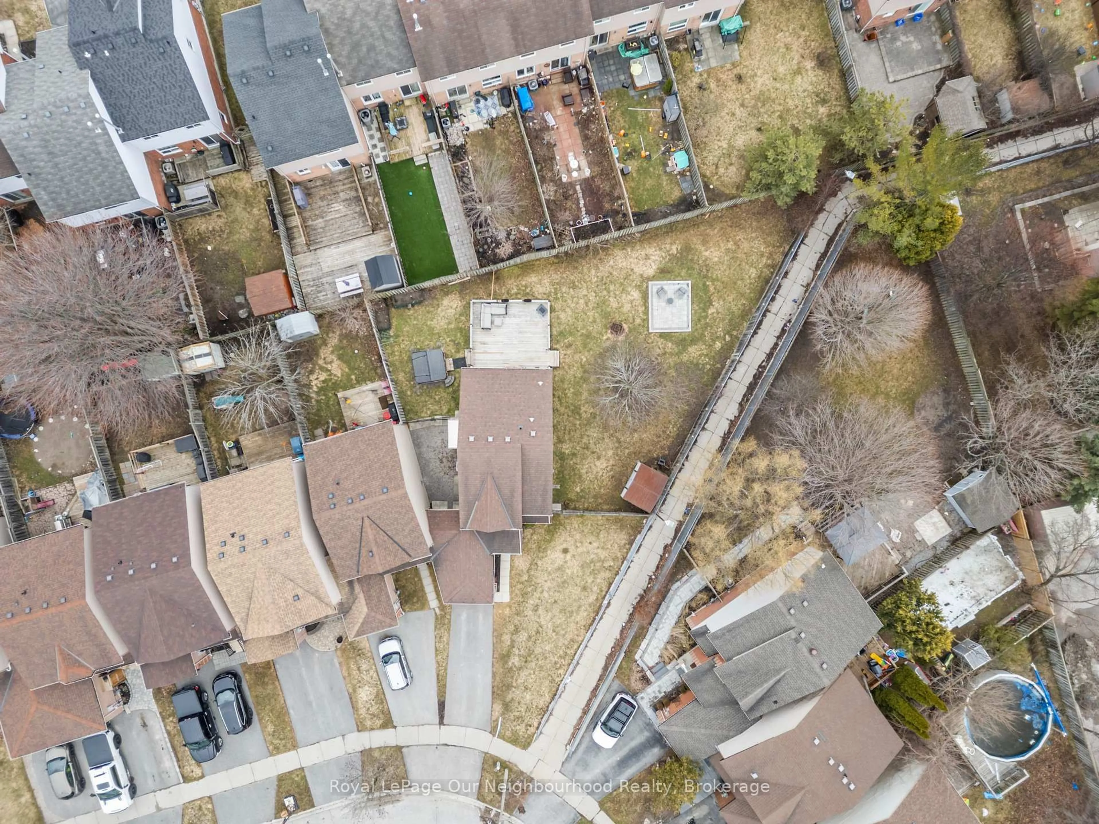 A pic from outside/outdoor area/front of a property/back of a property/a pic from drone, street for 61 Fry Cres, Clarington Ontario L1C 4Y3