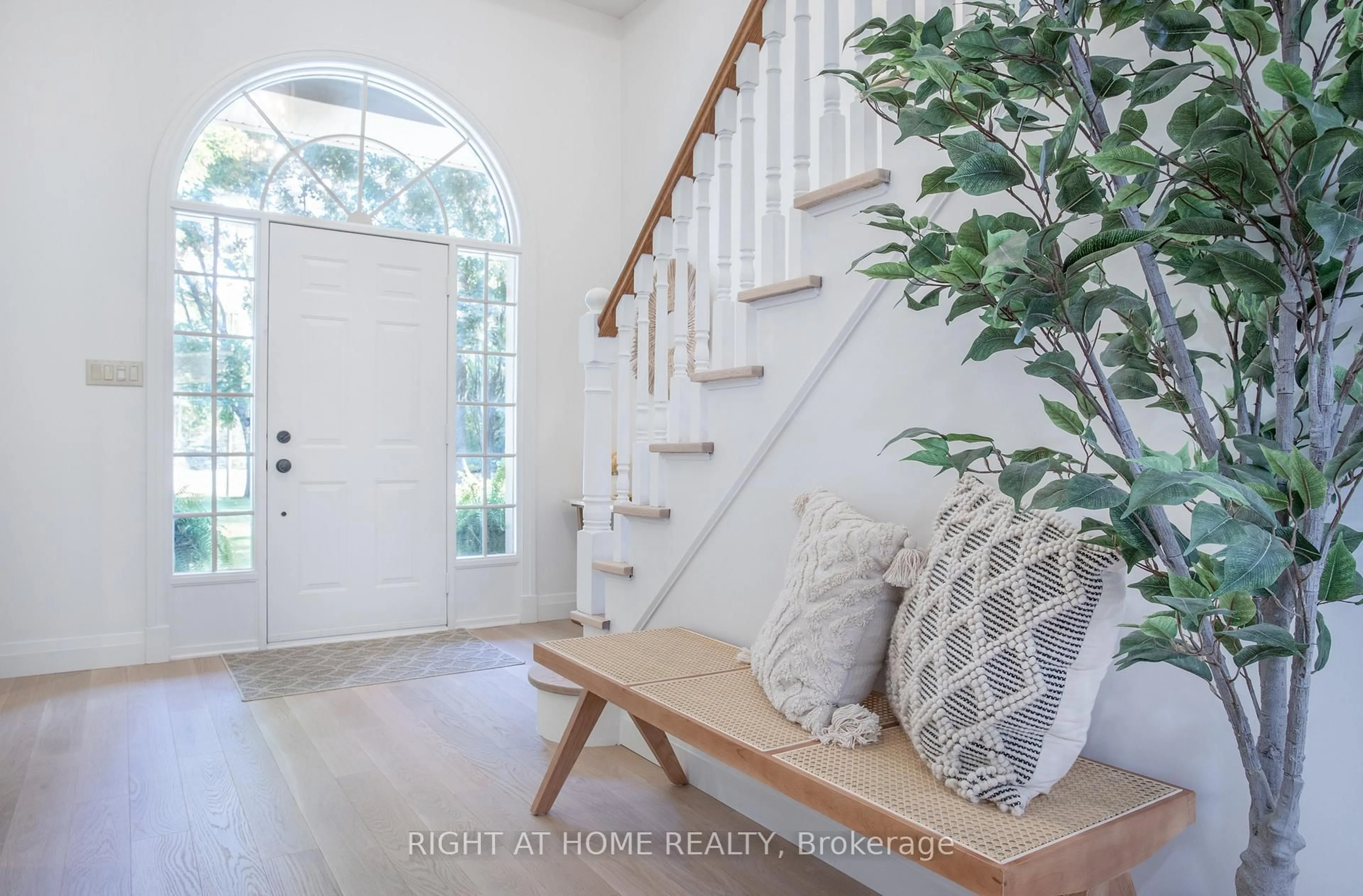 Indoor entryway for 27 Timberlane Crt, Clarington Ontario L1E 2H1