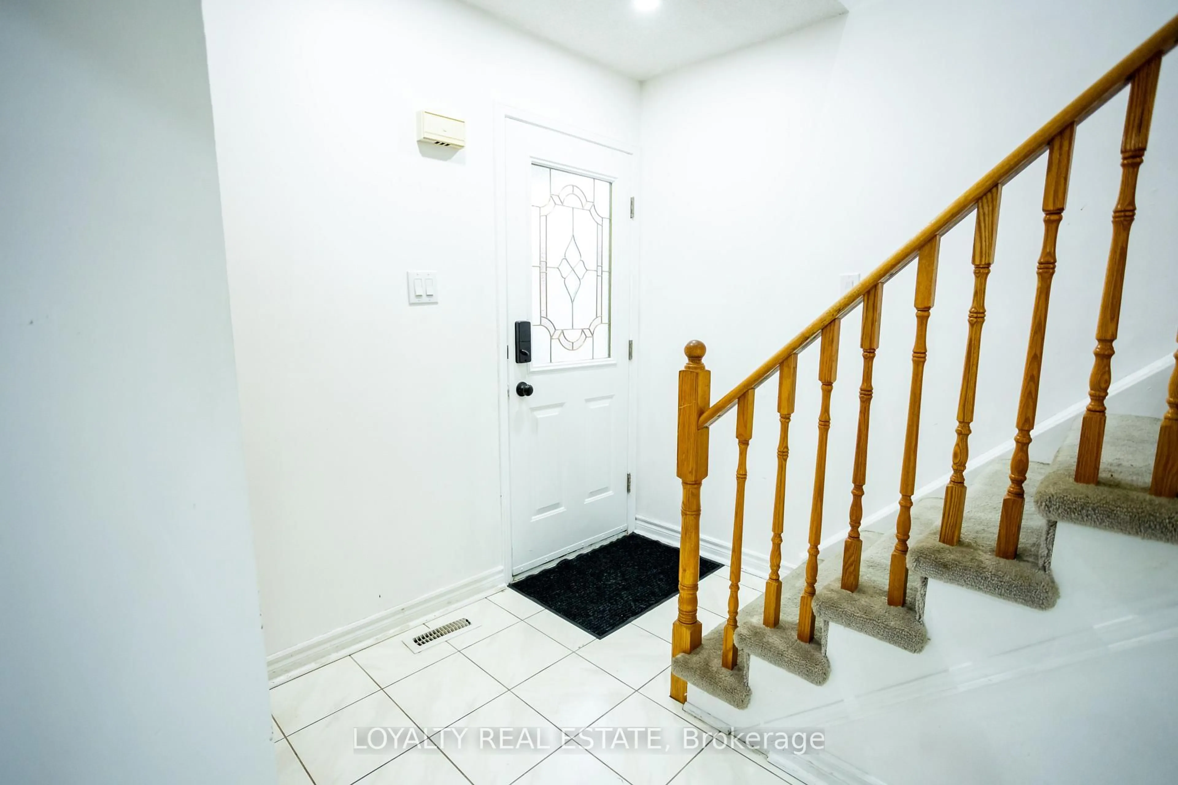 Indoor foyer for 1540 Marshcourt Dr, Pickering Ontario L1V 6C6